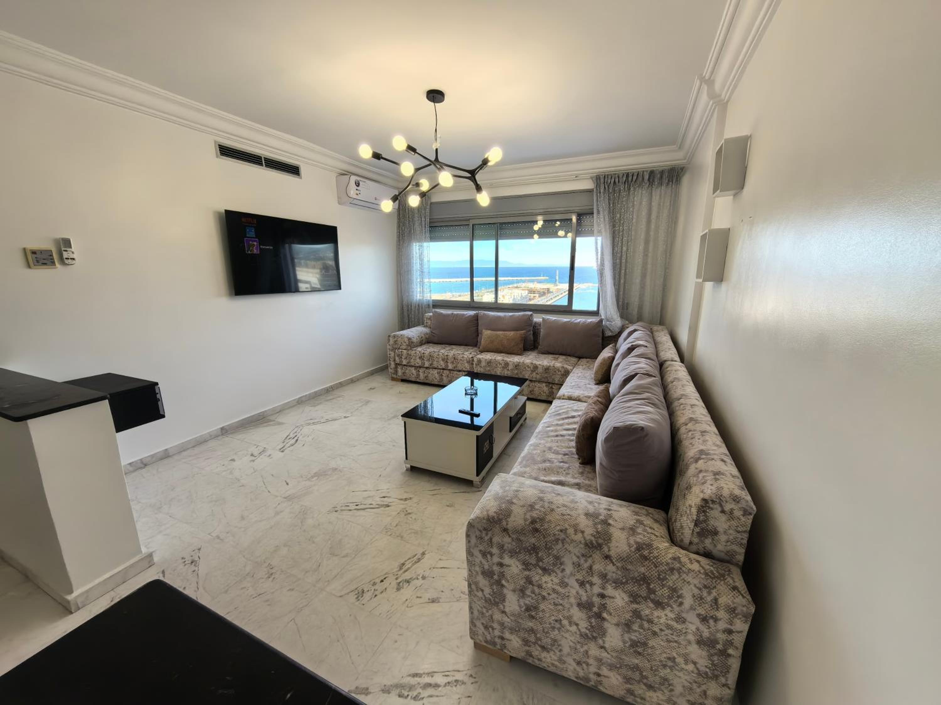 One-Bedroom Apartment with Sea View - Photo 3