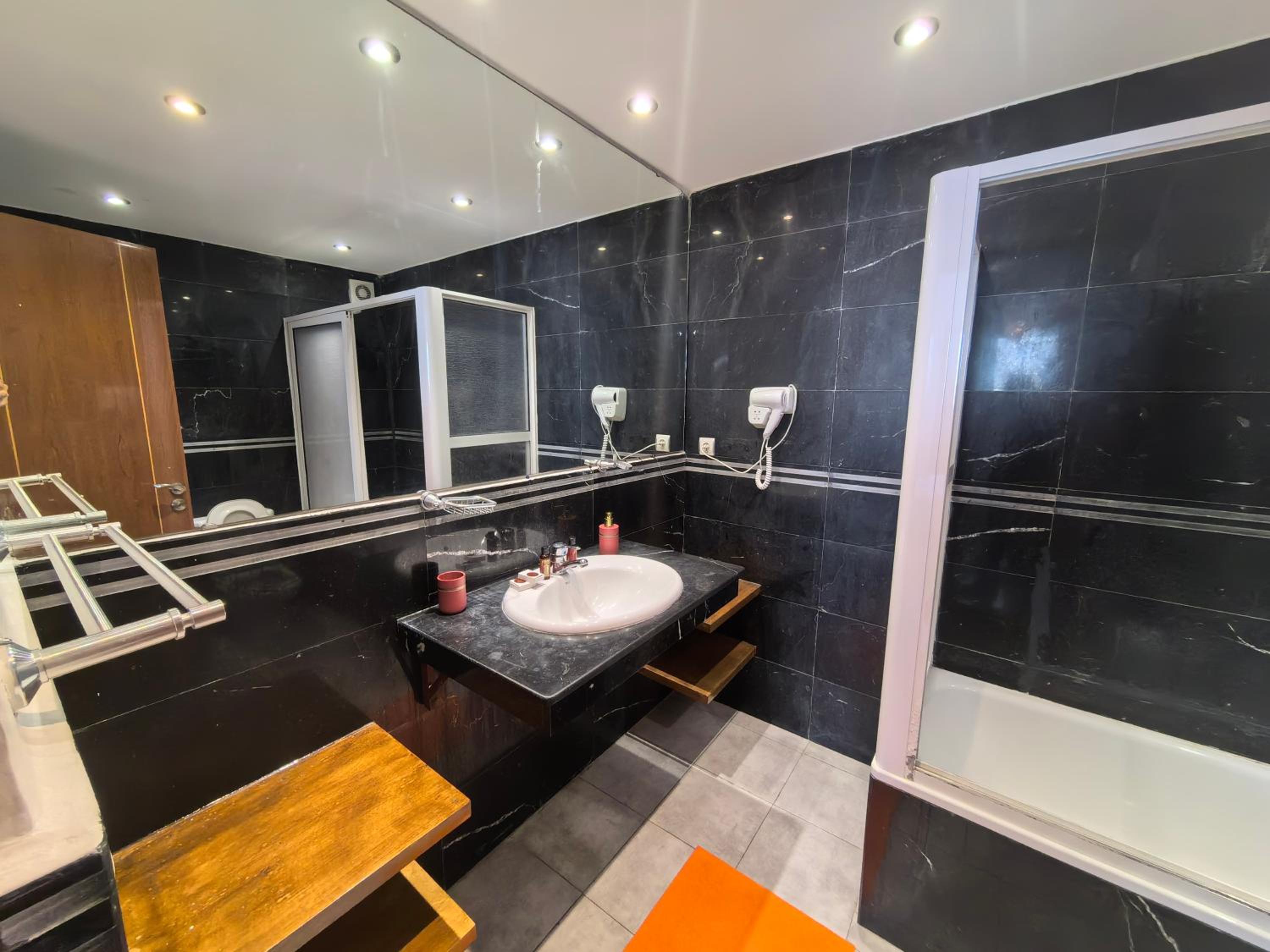 One-Bedroom Apartment with Sea View - Photo 5