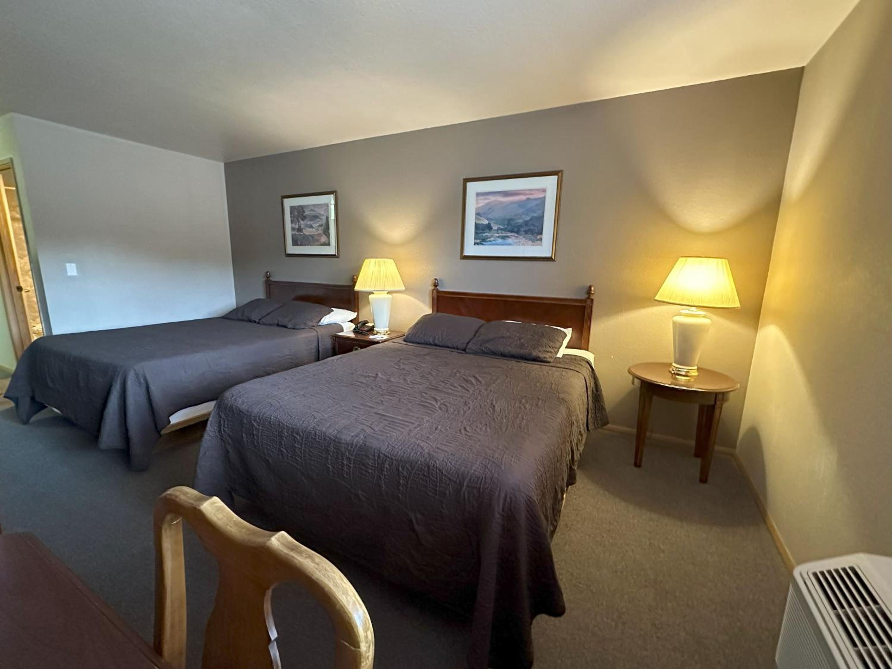 Queen Room with Two Queen Beds - Non-Smoking - Photo 9