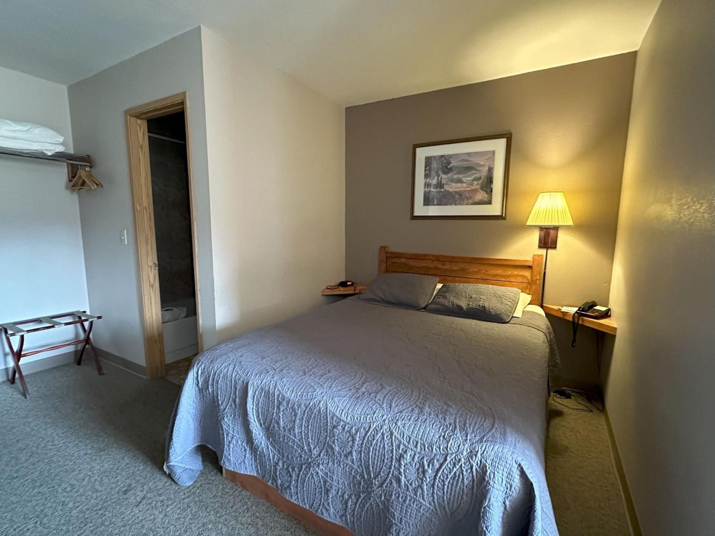 Queen Room with Two Queen Beds - Non-Smoking - Photo 11