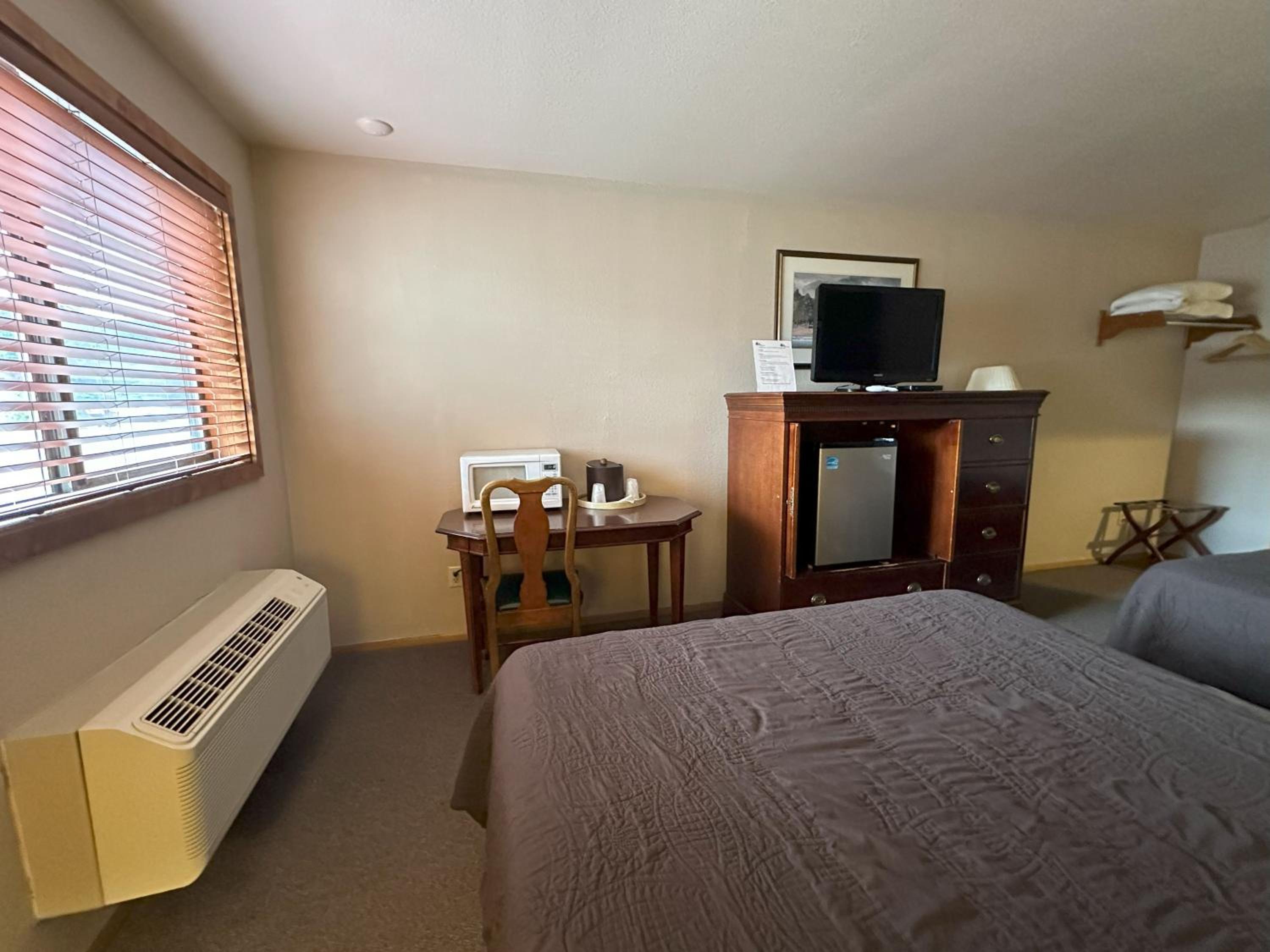 Queen Room with Two Queen Beds - Non-Smoking - Photo 12