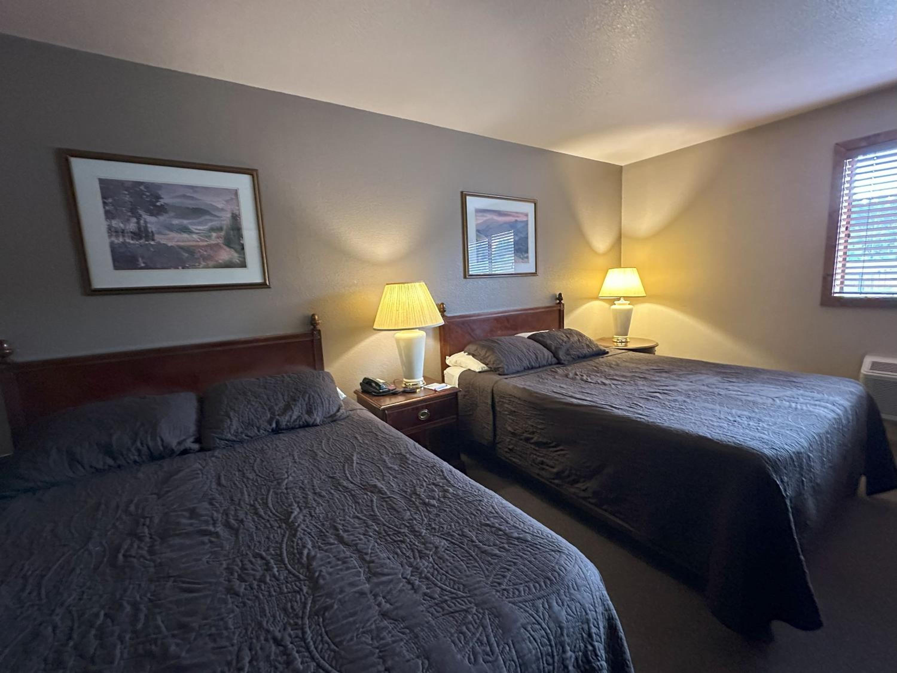 Queen Room with Two Queen Beds - Non-Smoking - Photo 7