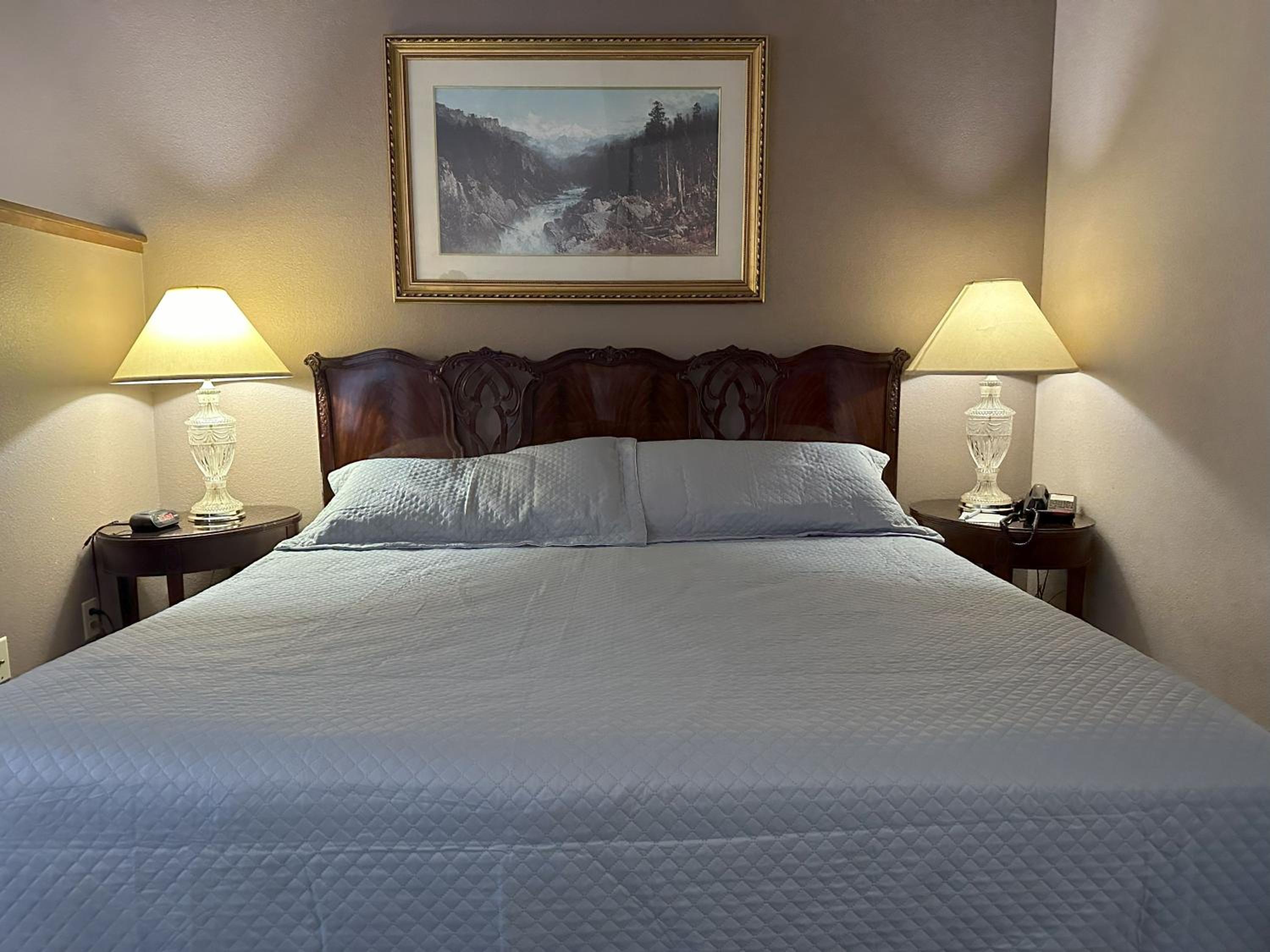 Queen Room with Two Queen Beds - Non-Smoking - Photo 13