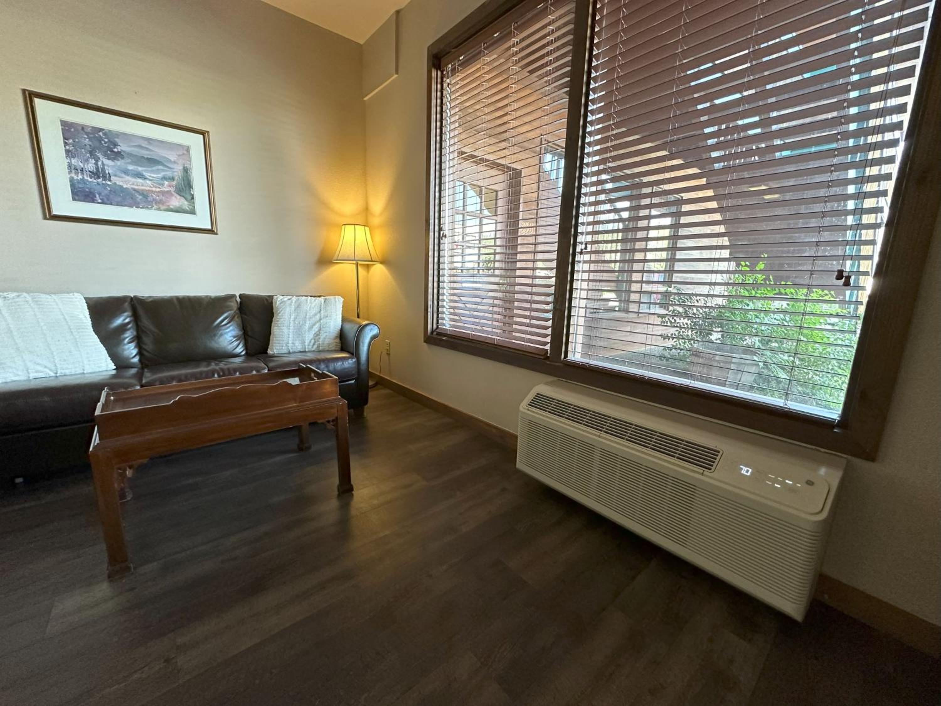 Queen Room with Two Queen Beds - Non-Smoking - Photo 15
