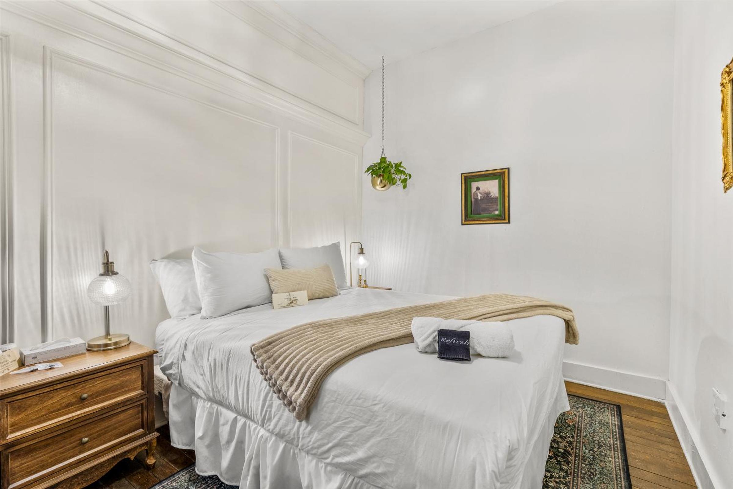 Standard Queen Room