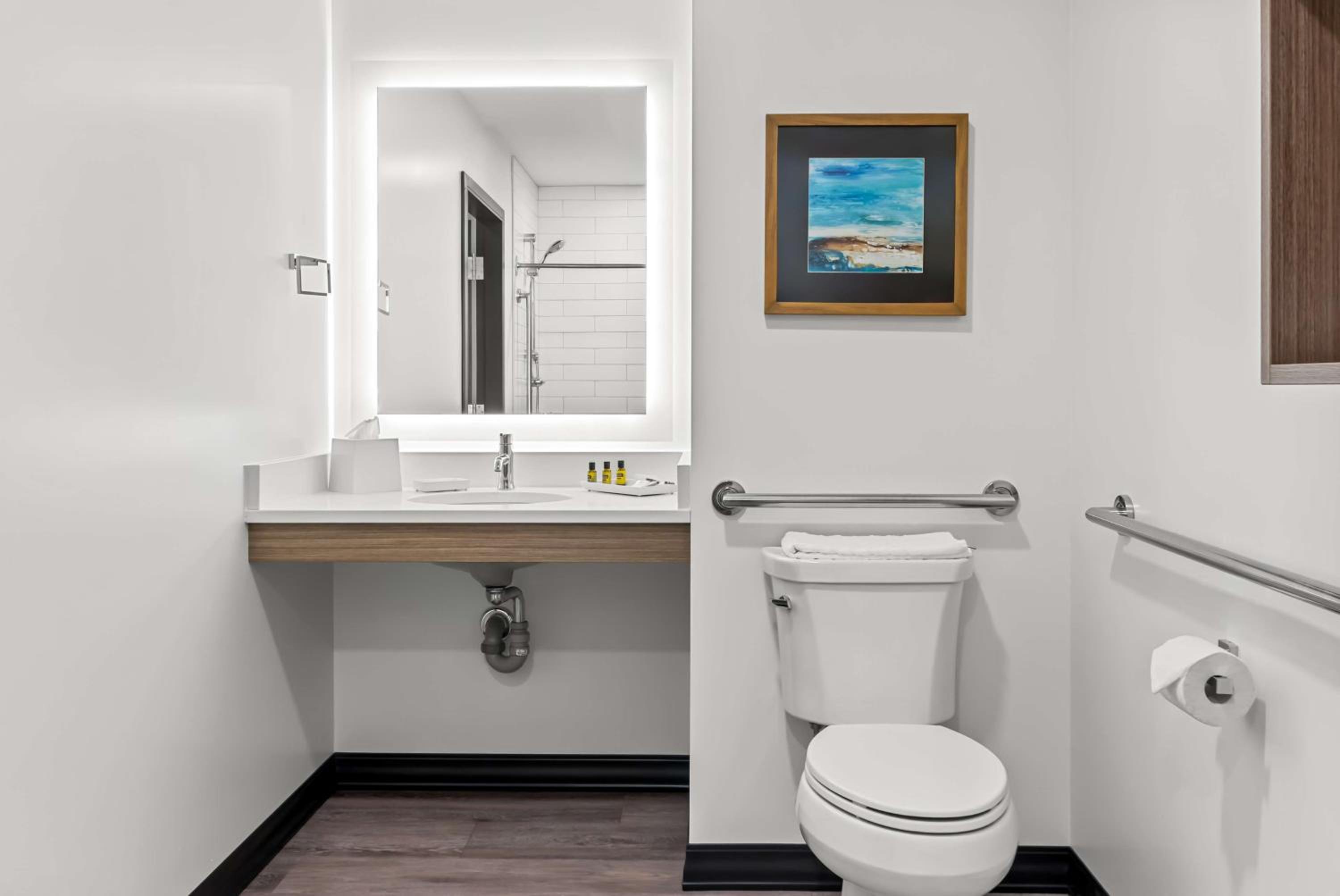 Queen Suite with Two Queen Beds and Roll-in Shower - Disability Access - Photo 8