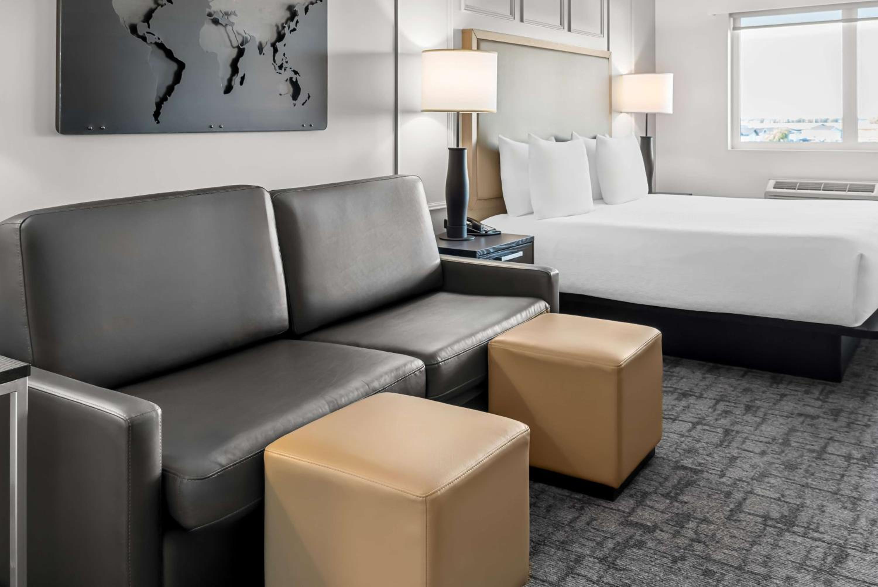 King Room with Sofa Bed - Photo 2