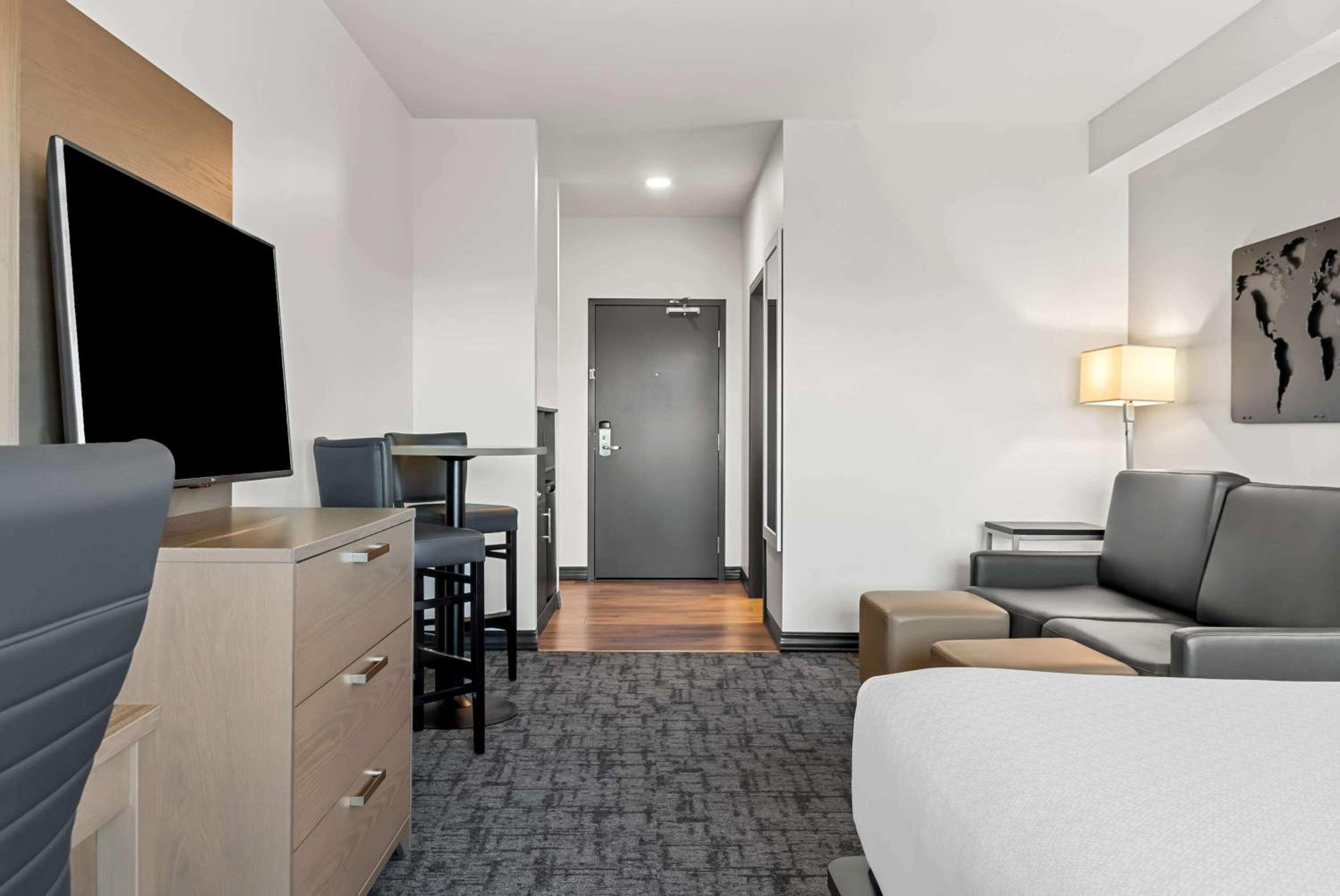 King Room with Sofa Bed - Photo 1