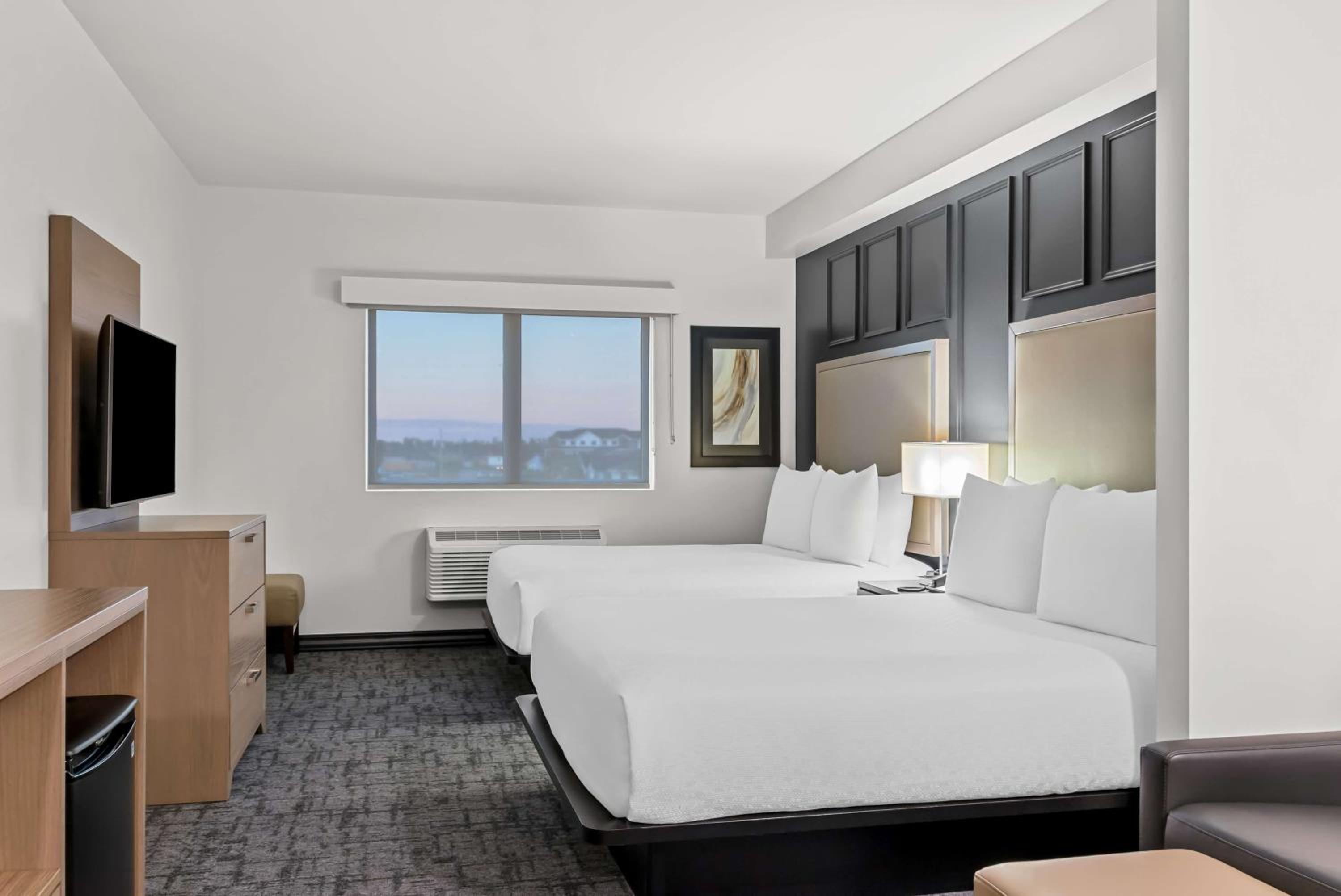 Queen Suite with Two Queen Beds and Roll-in Shower - Disability Access - Photo 2