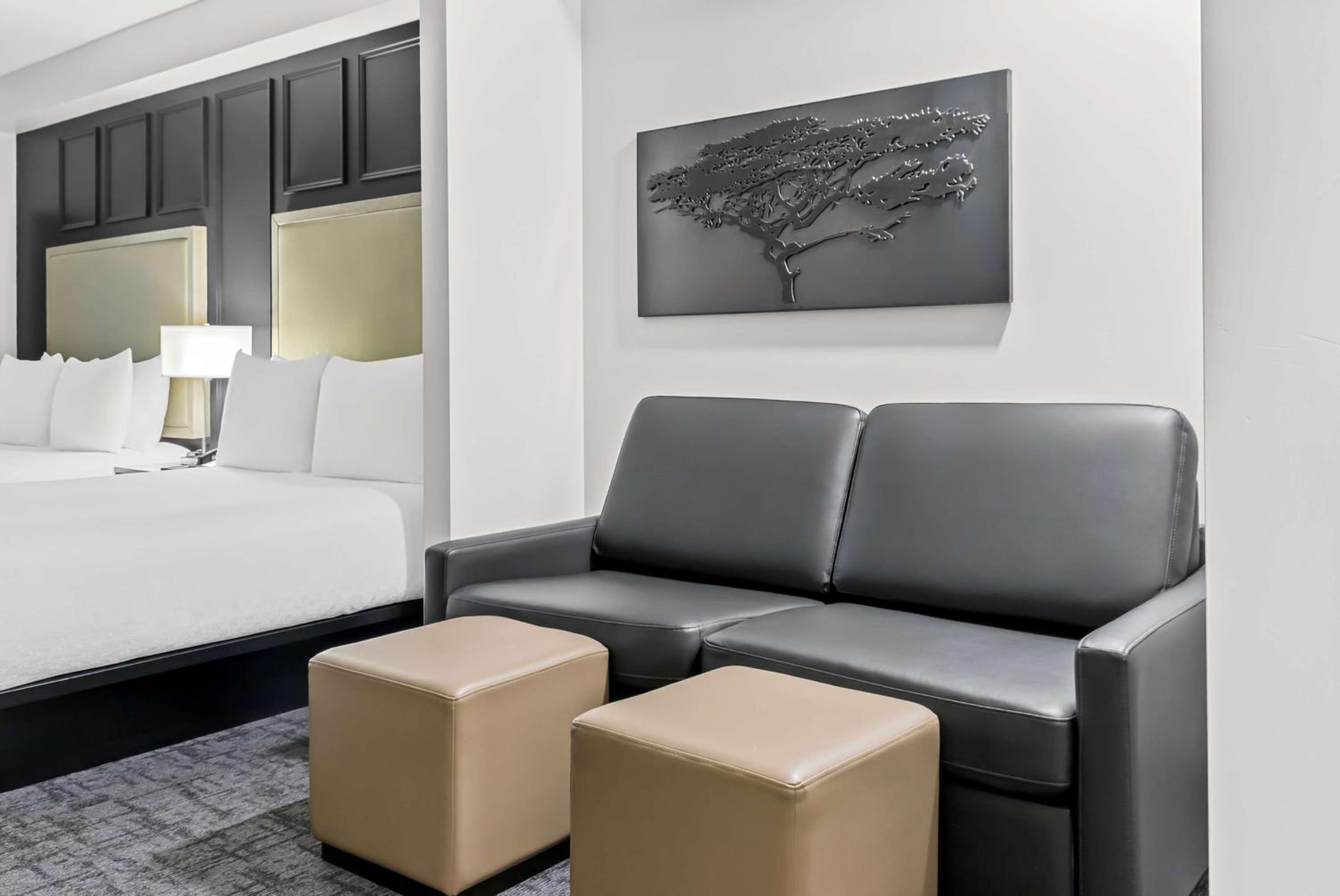 Queen Suite with Two Queen Beds and Roll-in Shower - Disability Access - Photo 3