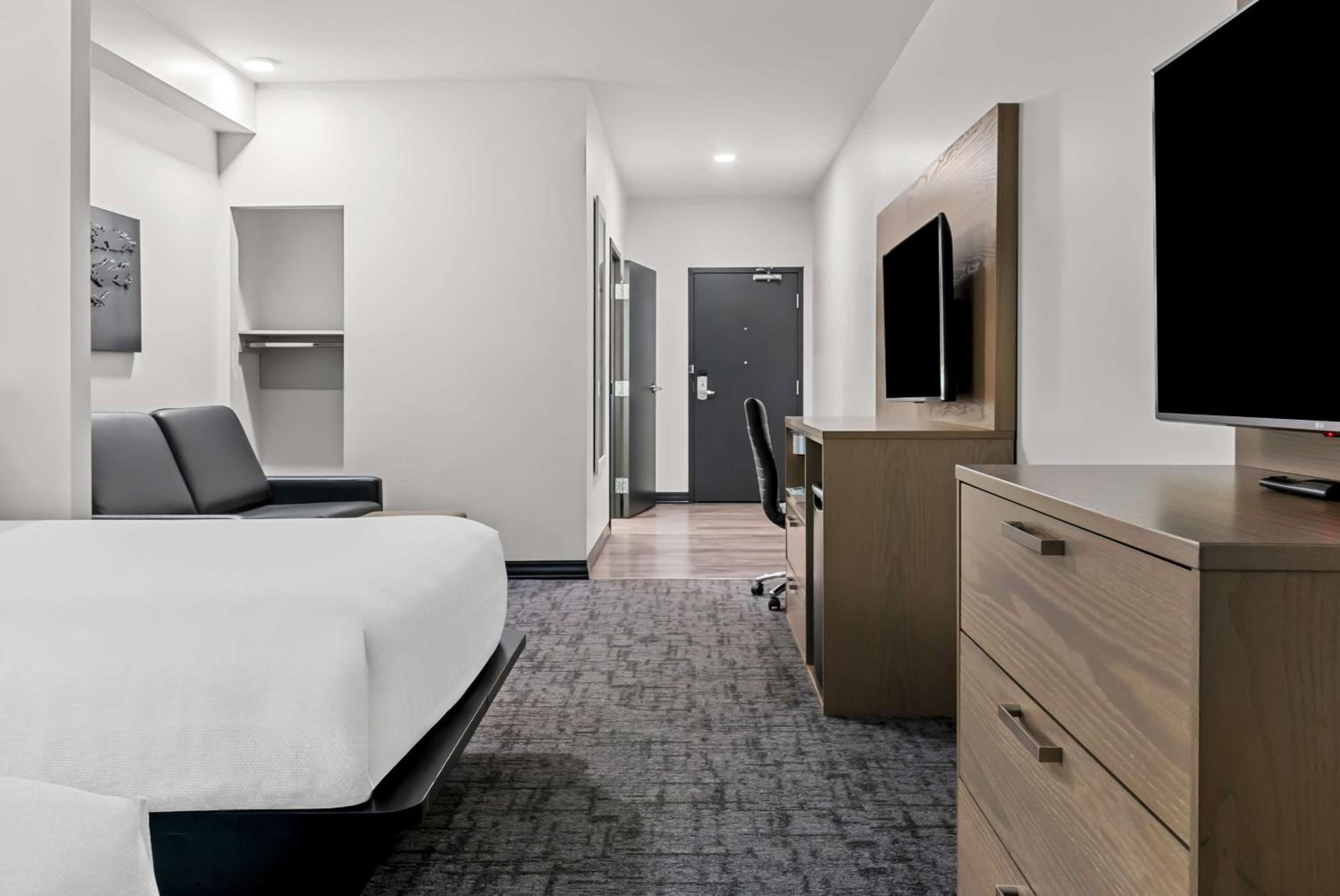 Queen Suite with Two Queen Beds and Roll-in Shower - Disability Access - Photo 1
