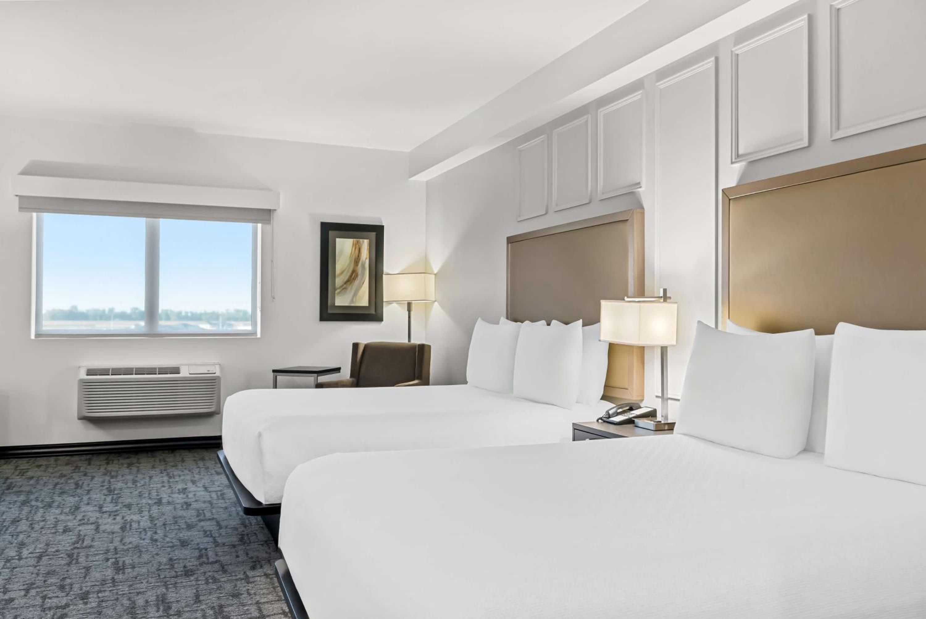 Queen Suite with Two Queen Beds with Sofa Bed - Photo 2