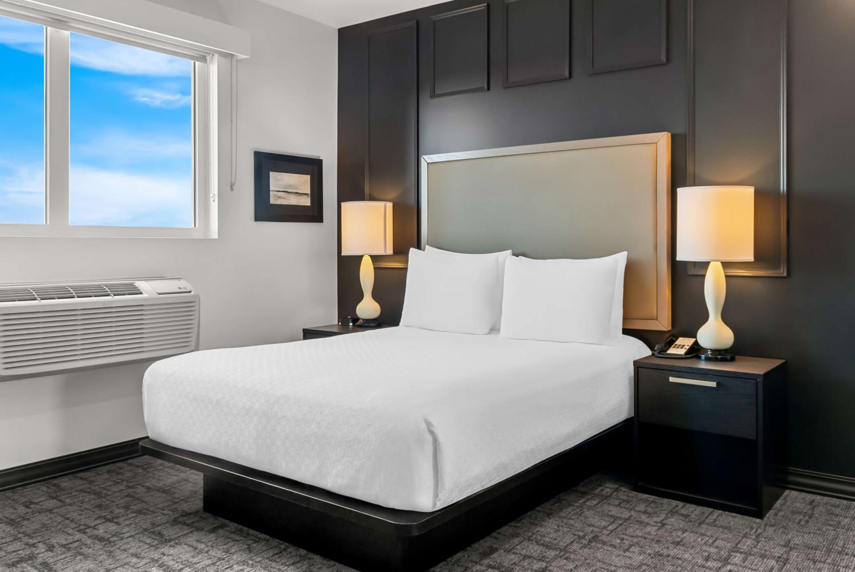Queen Suite with Three Queen Beds and Sofa Bed - Non-Smoking - Photo 3
