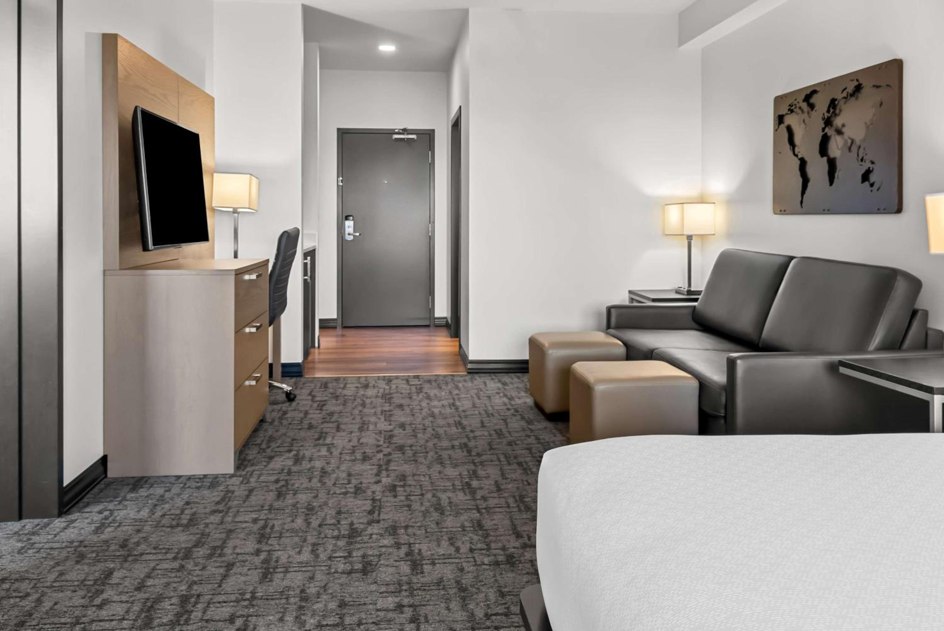 Queen Suite with Three Queen Beds and Sofa Bed - Non-Smoking - Photo 6