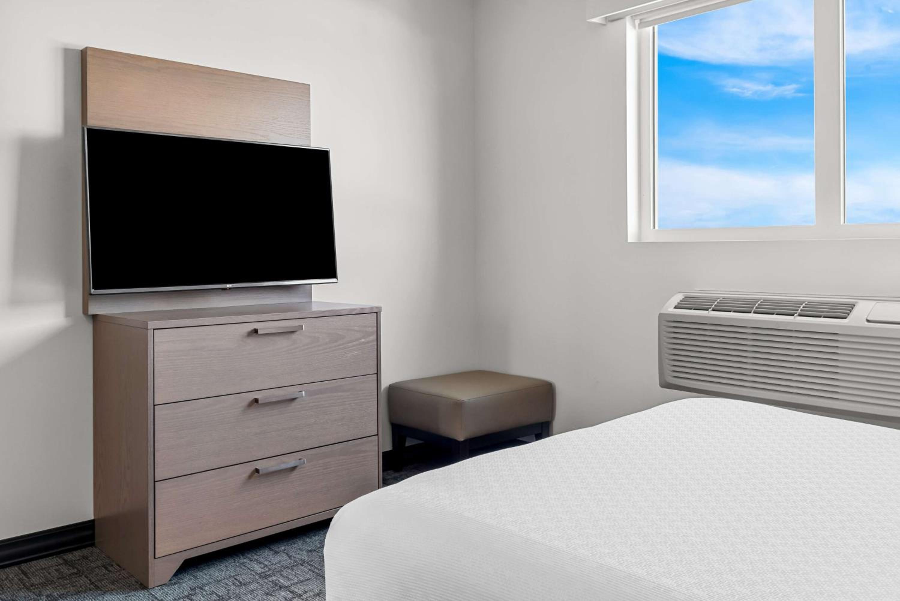 Queen Suite with Three Queen Beds and Sofa Bed - Non-Smoking - Photo 4
