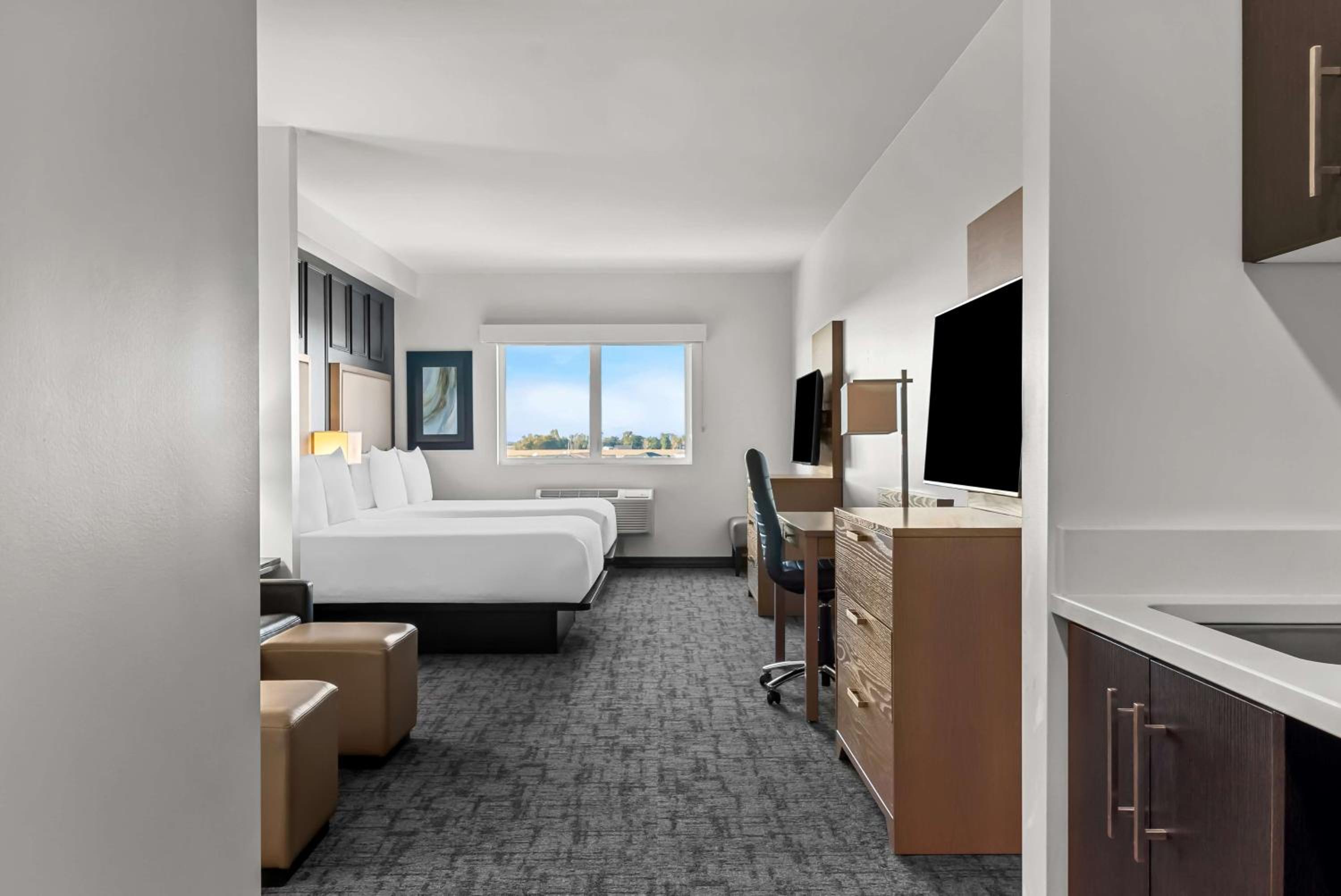 Queen Suite with Three Queen Beds and Sofa Bed - Non-Smoking - Photo 8