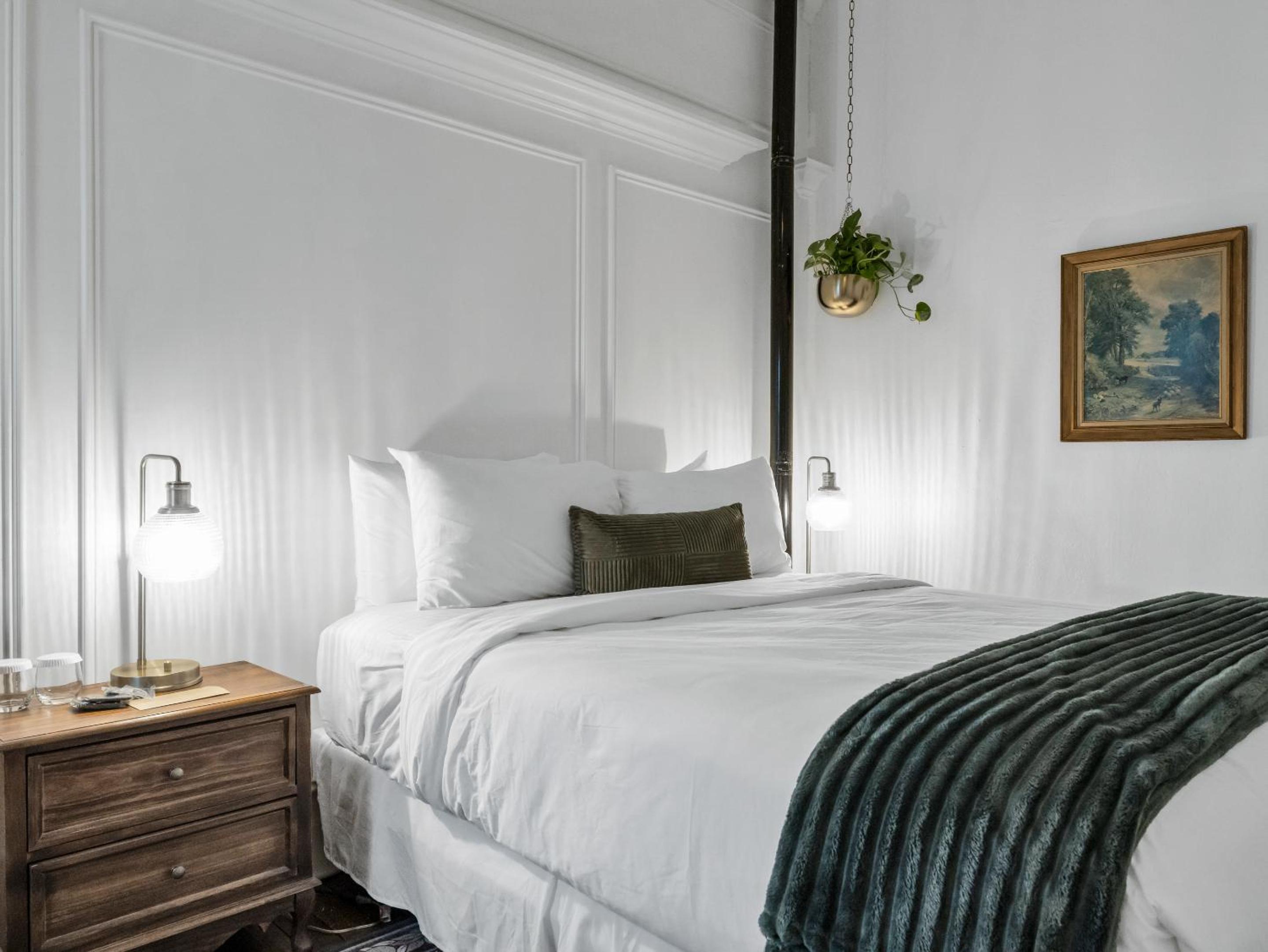 Standard Queen Room