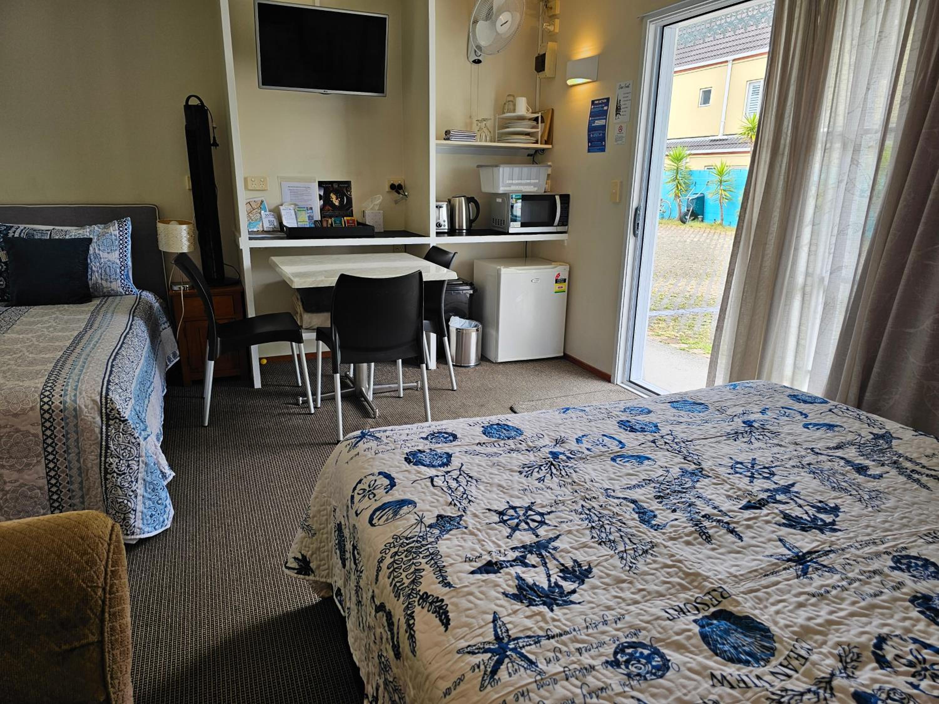 Twin Room with Free Netflix - Photo 10