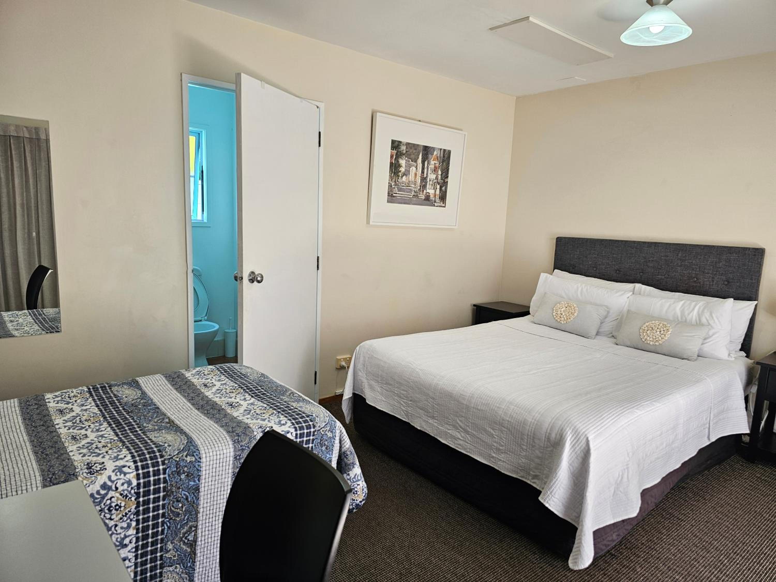 Twin Room with Free Netflix - Photo 9
