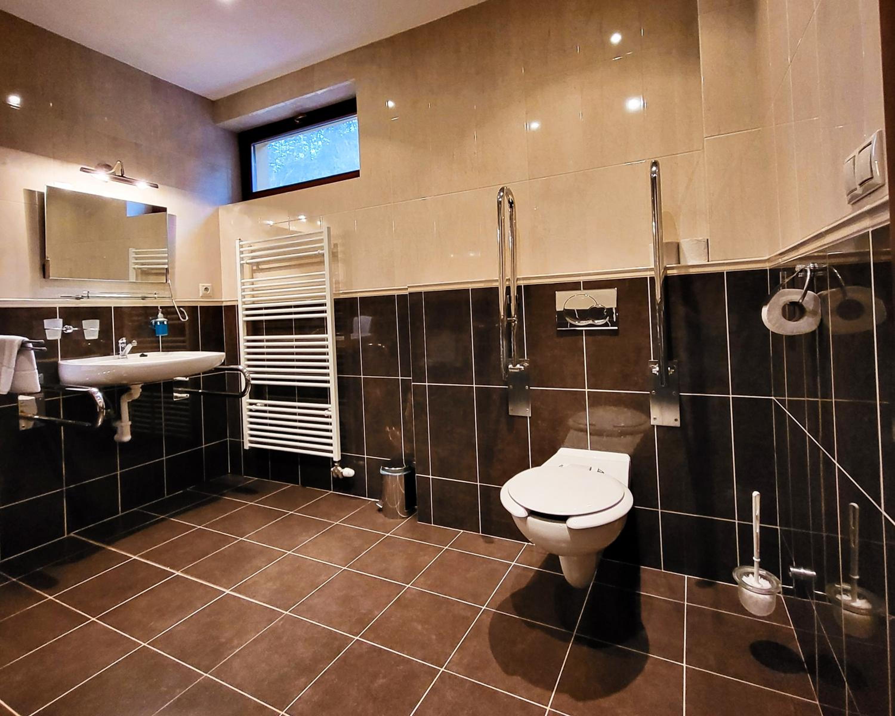 Twin Room - Disability Access - Photo 3