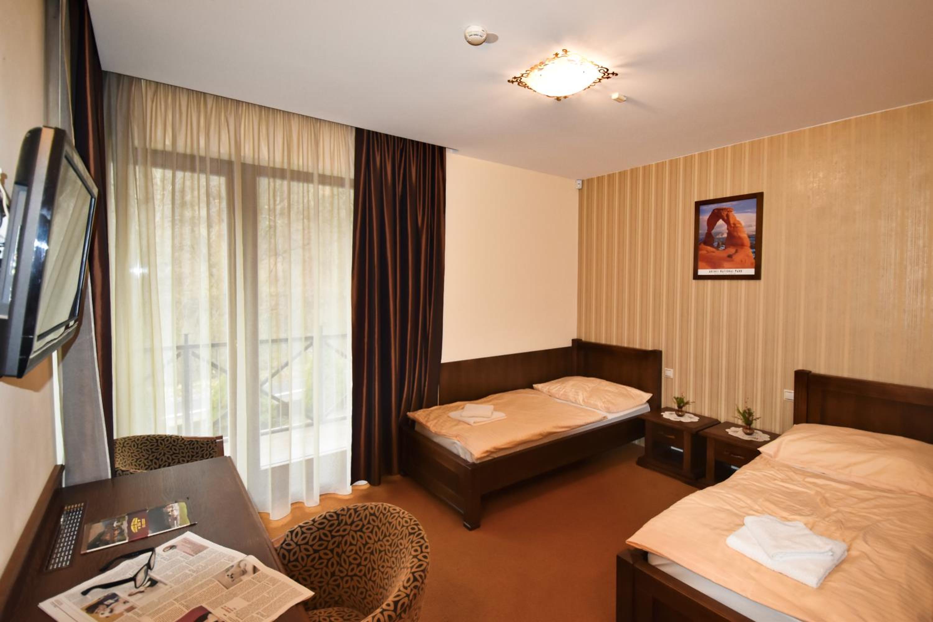 Twin Room - Disability Access - Photo 4