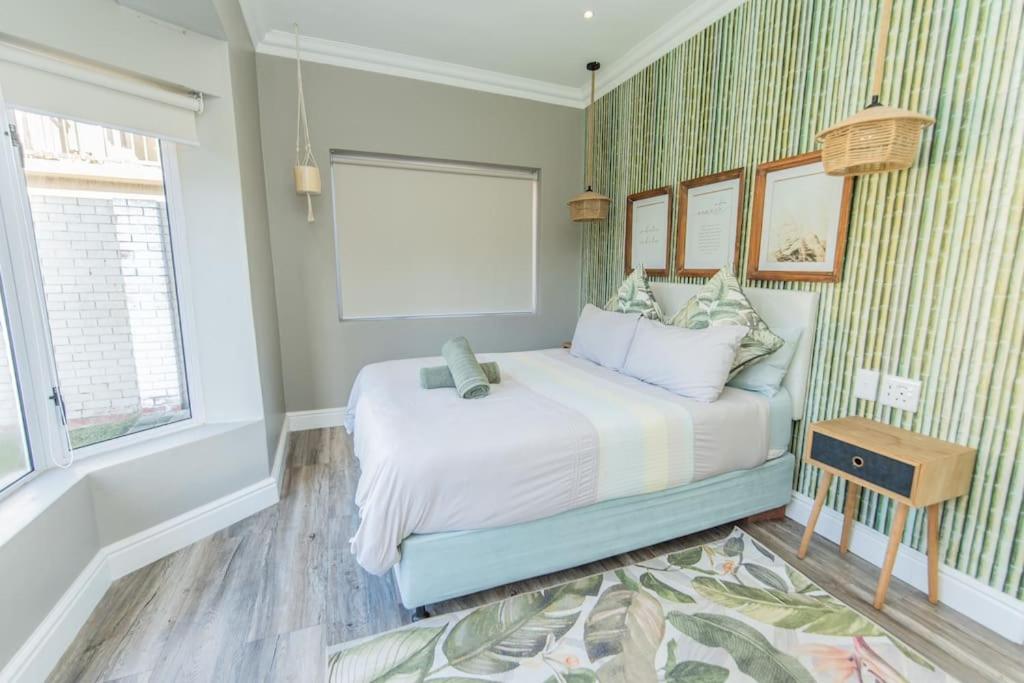 Five-Bedroom House photo 1