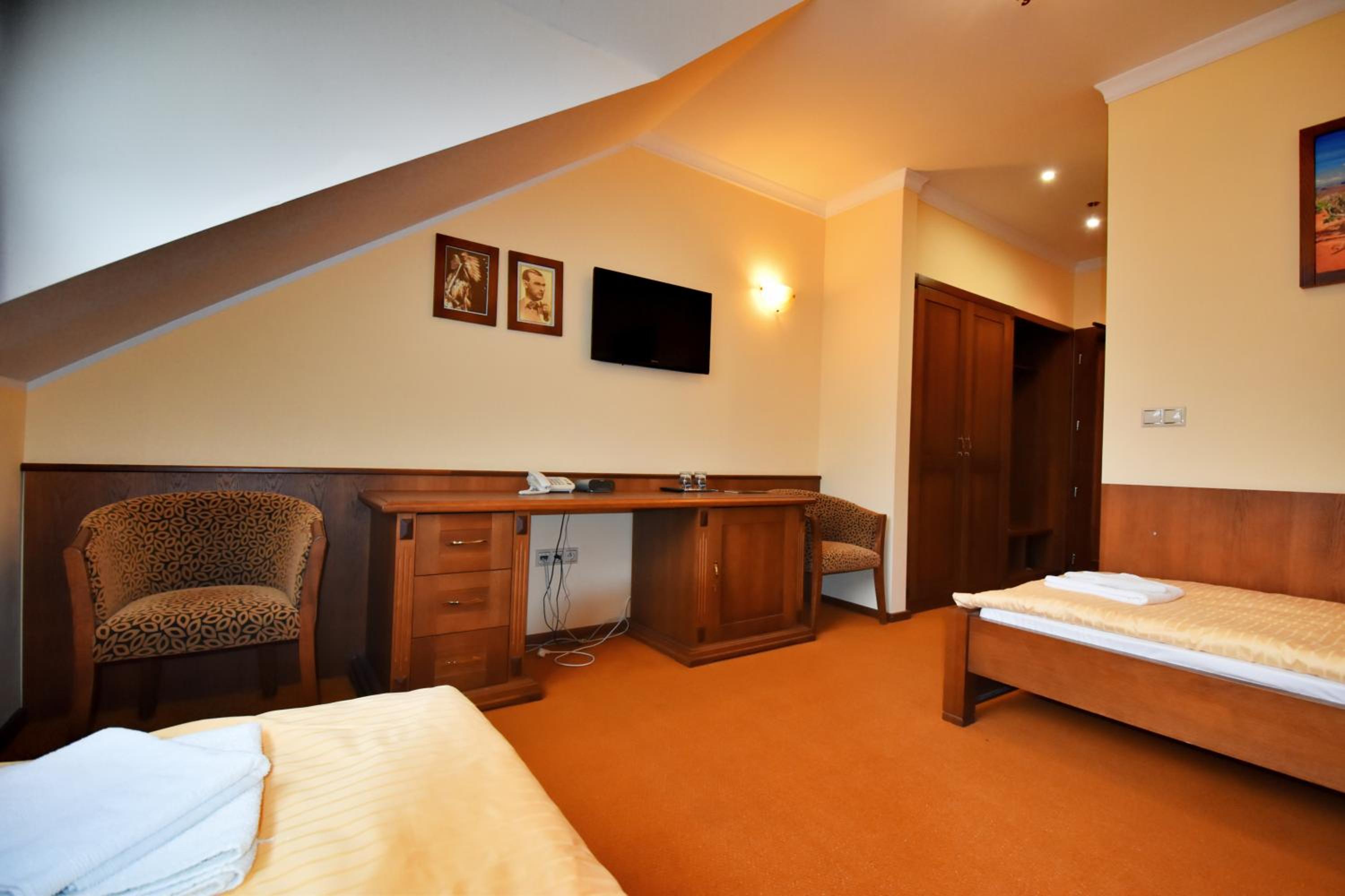 Standard Twin Room - Photo 4