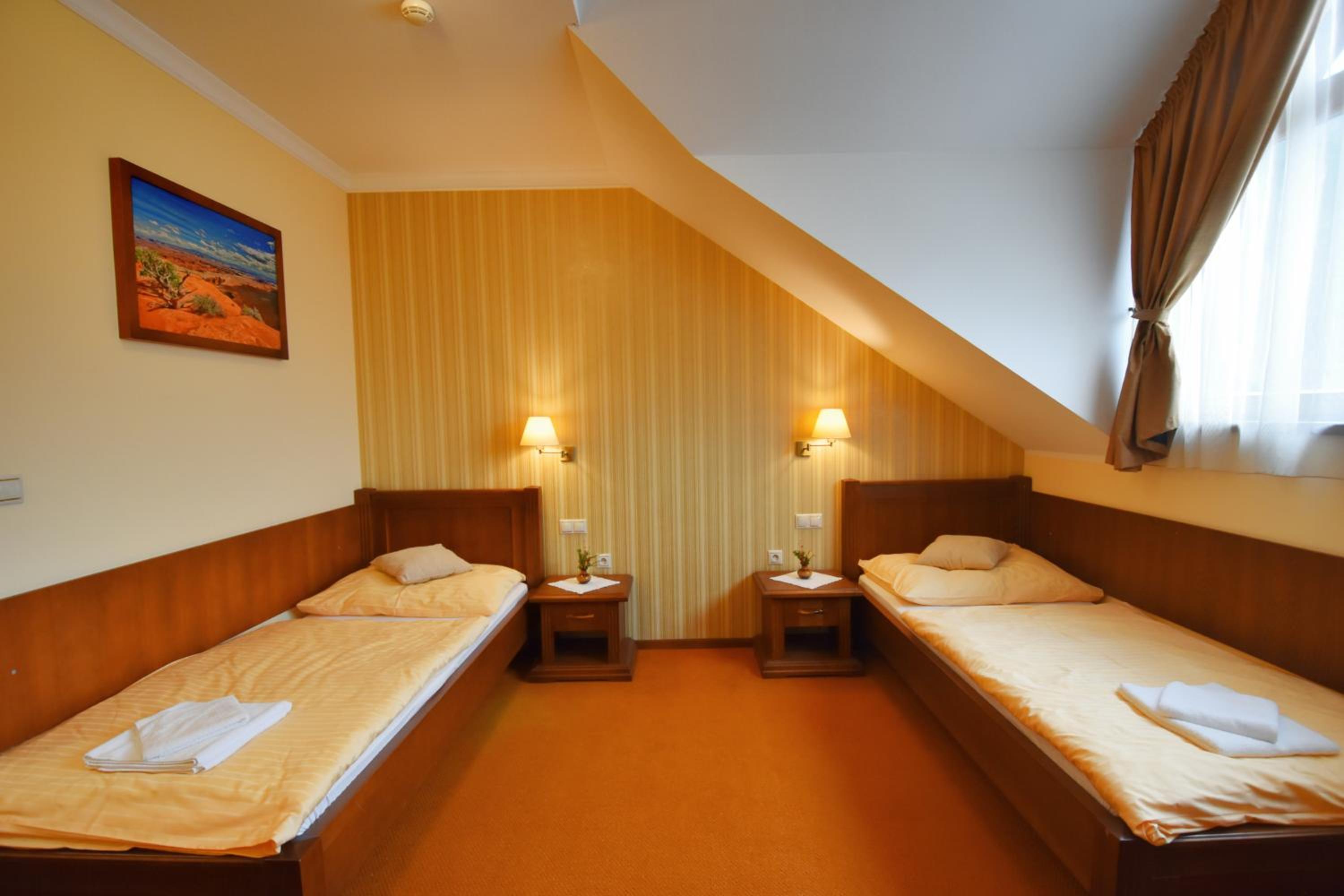 Standard Twin Room - Photo 2