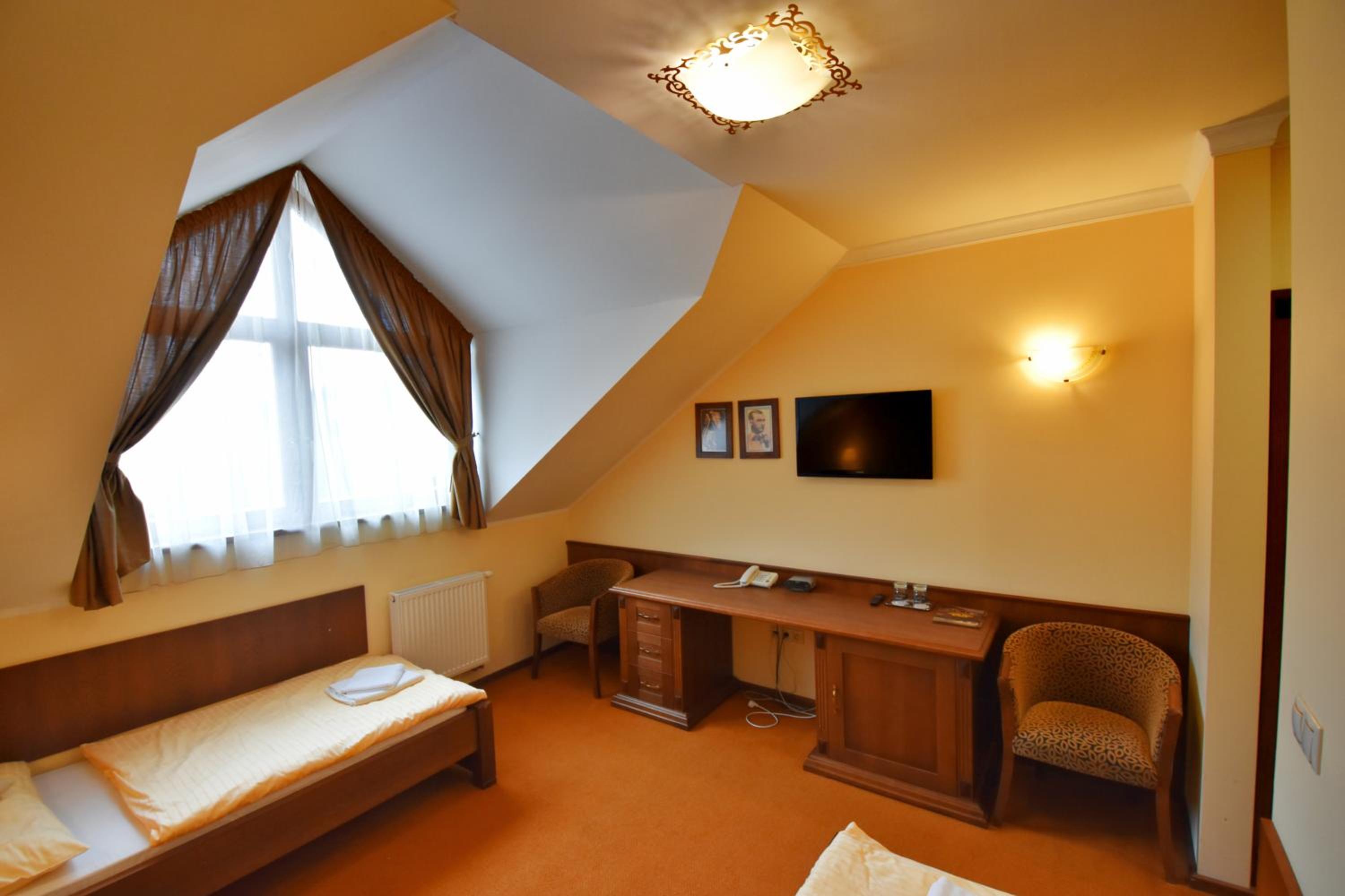 Standard Twin Room - Photo 3