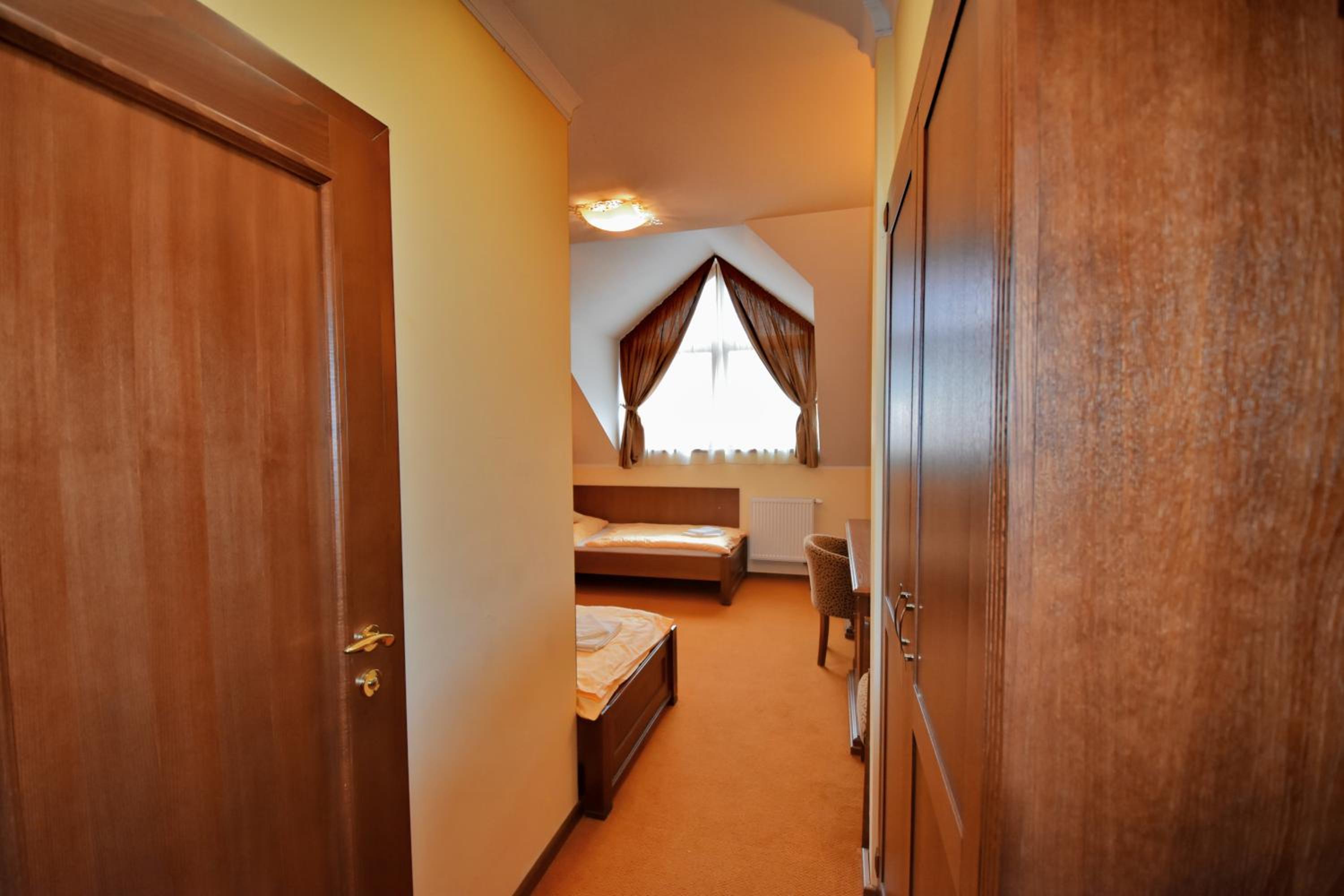 Standard Twin Room - Photo 7