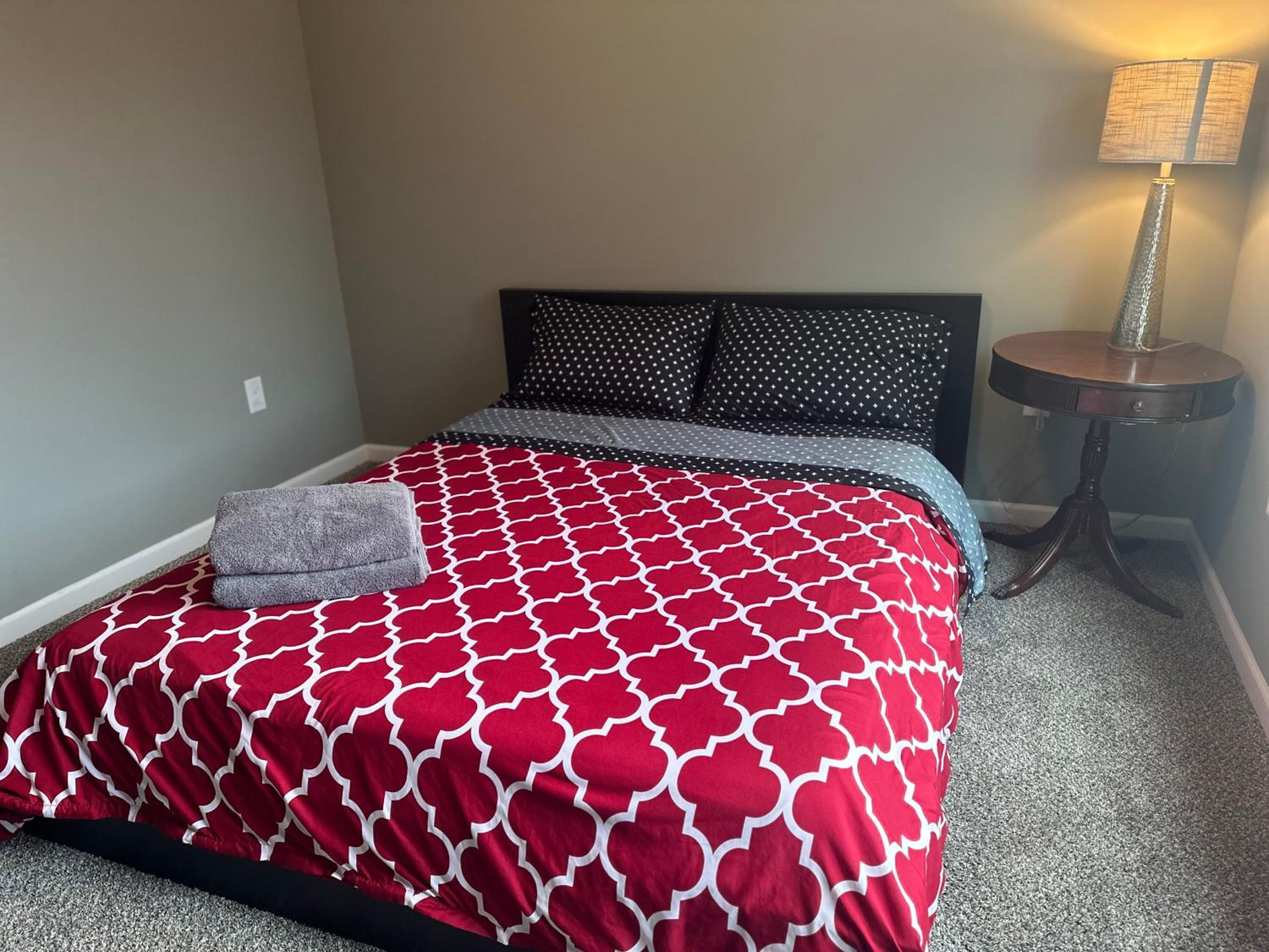 Queen Room with Shared Bathroom photo 2