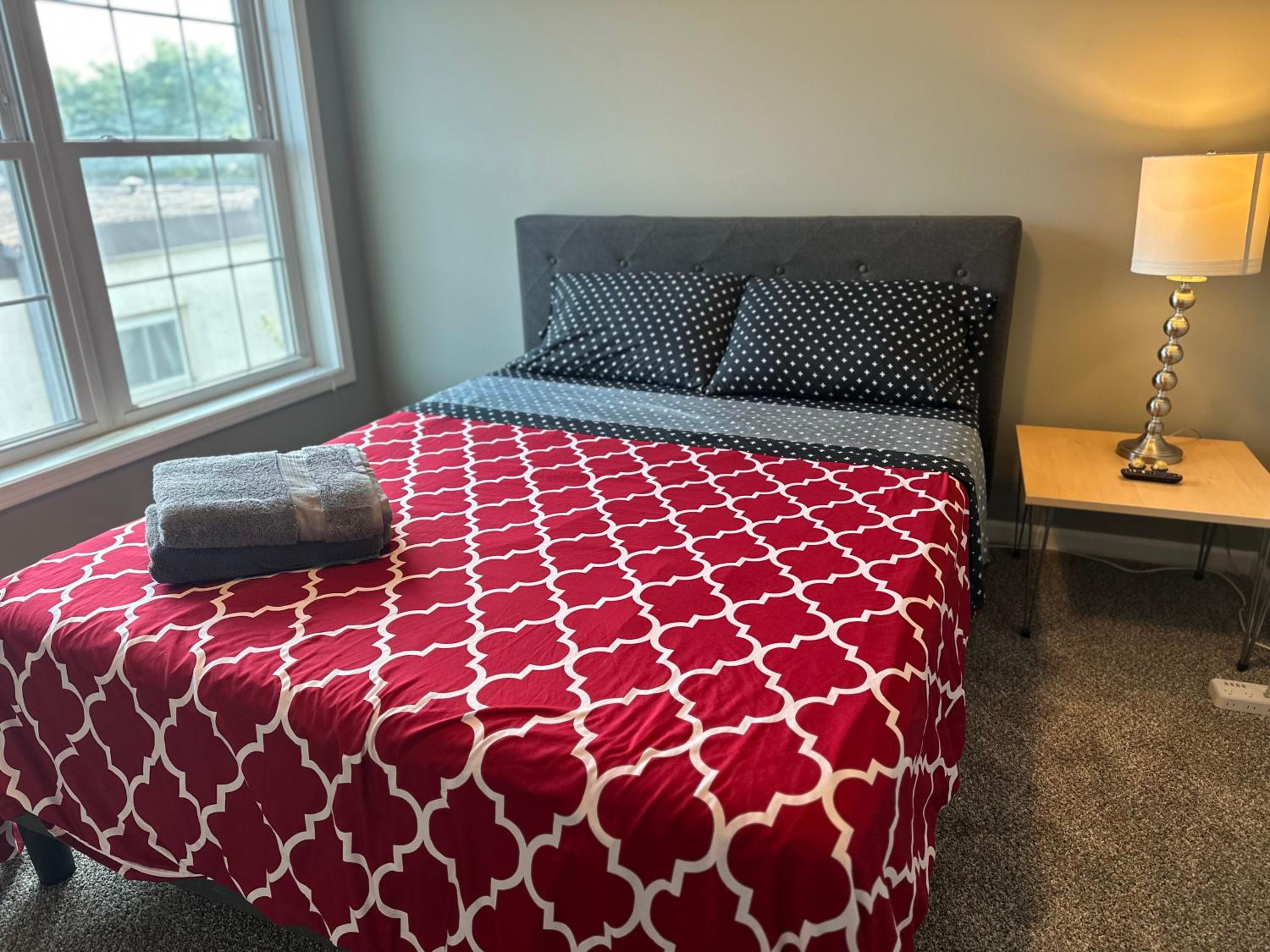 Queen Room with Shared Bathroom photo 1