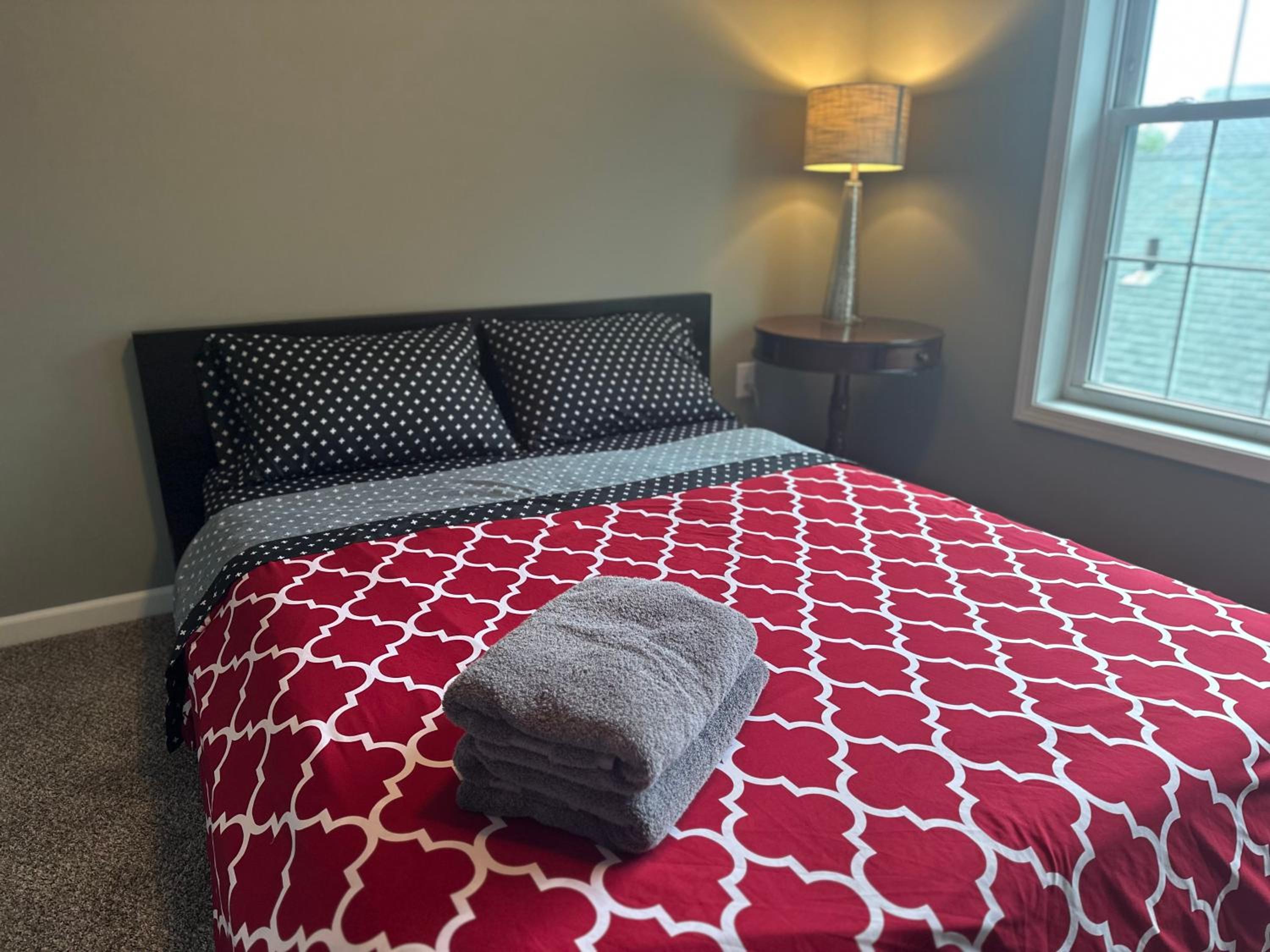 Queen Room with Shared Bathroom photo 1