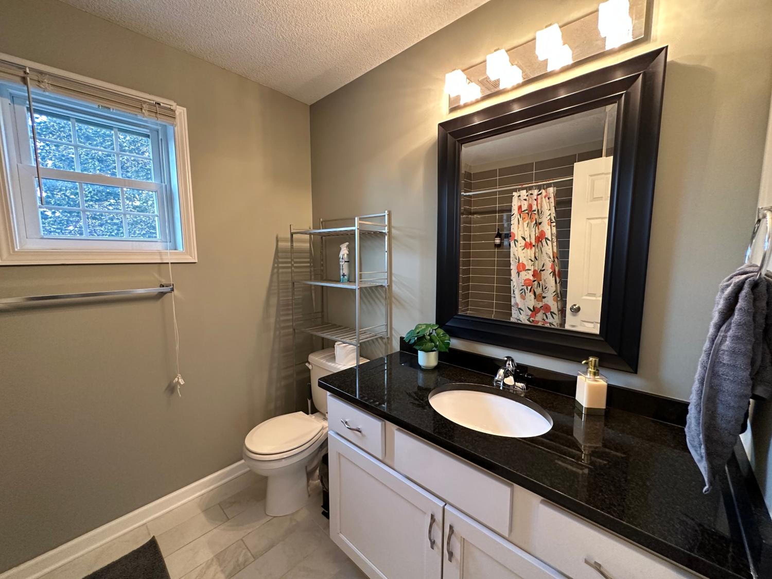 Queen Room with Shared Bathroom photo 2