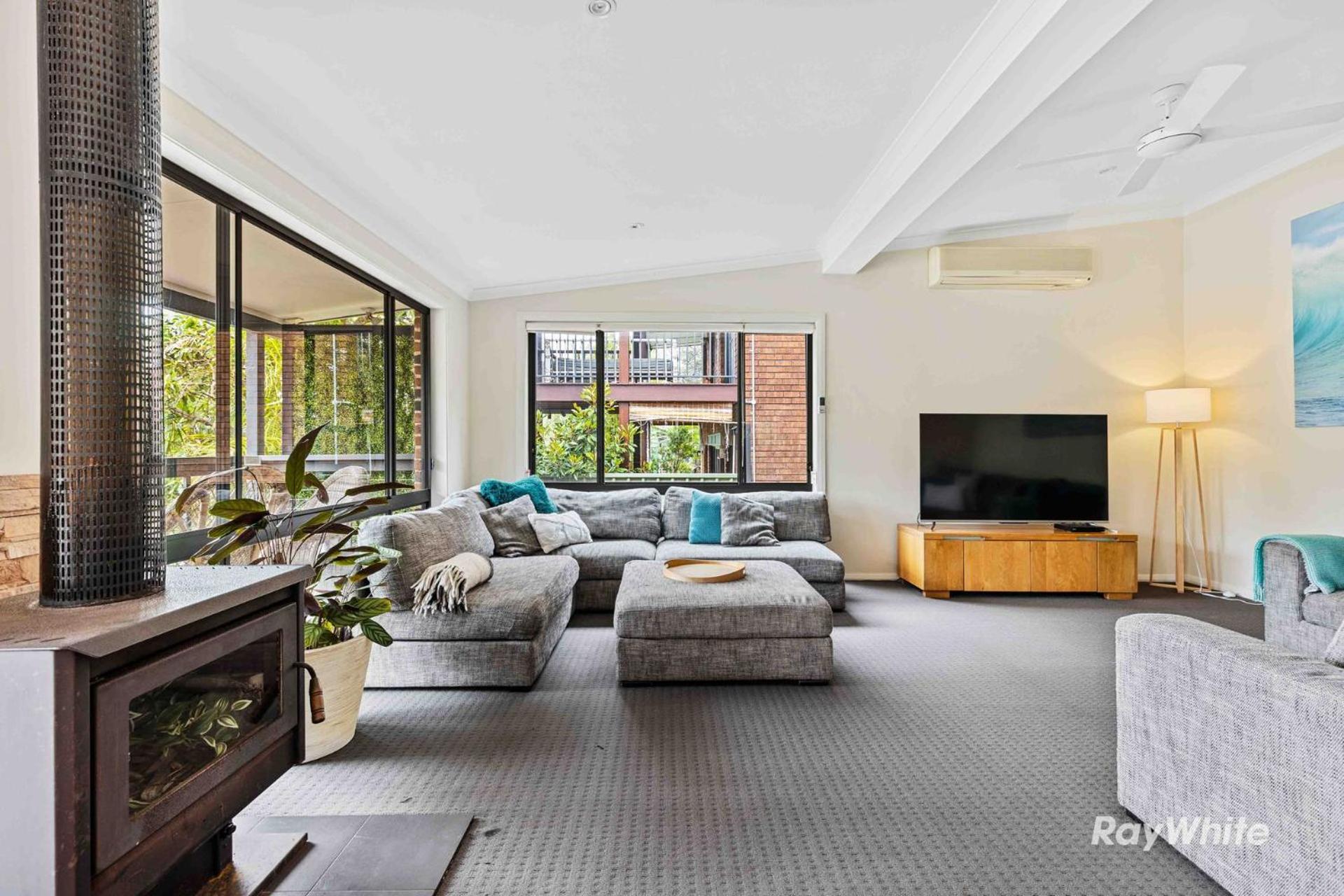 Five-Bedroom House photo 1