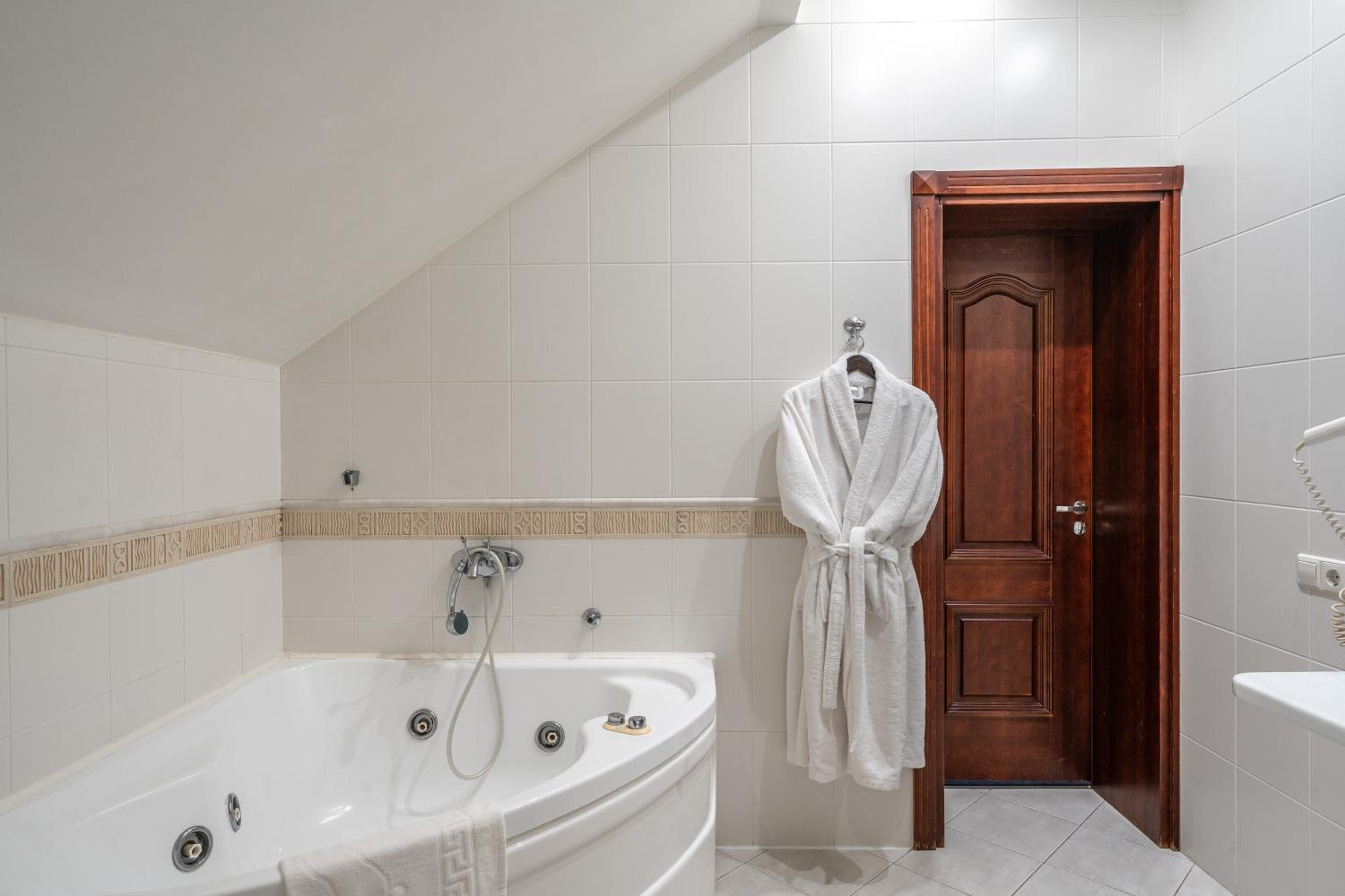 Deluxe Suite with Spa Bath photo 2