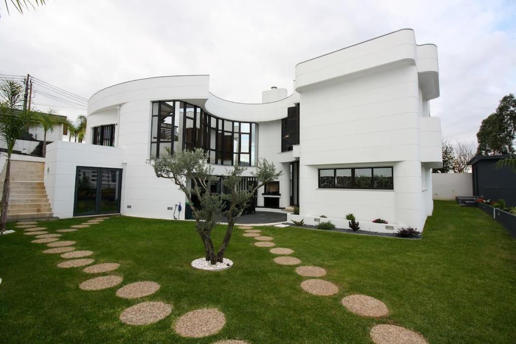 Six-Bedroom House photo 3