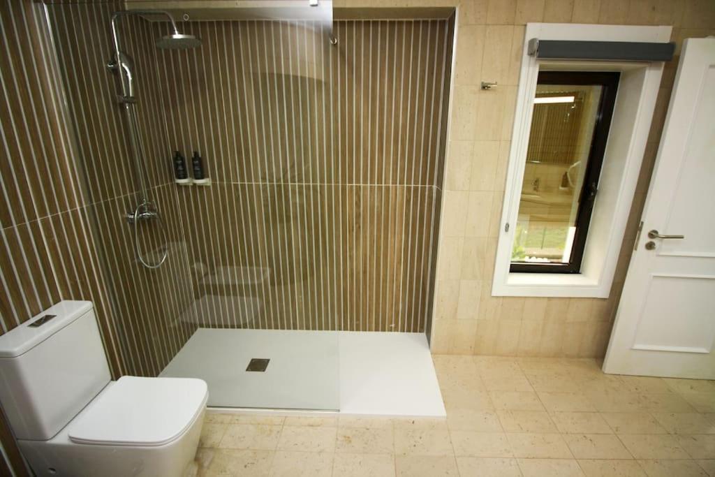 Six-Bedroom House photo 2