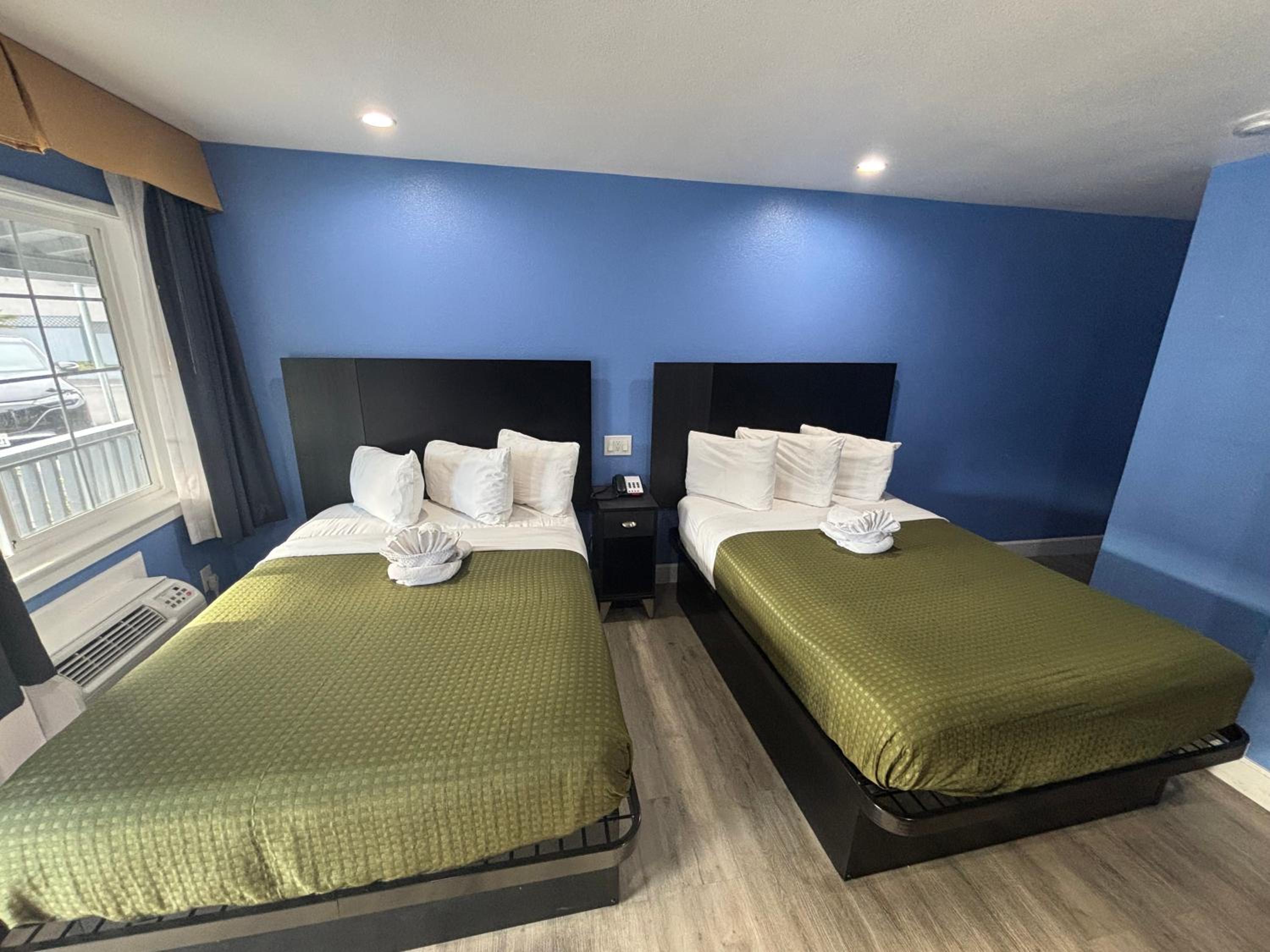 Room with Two Double Beds - Photo 2