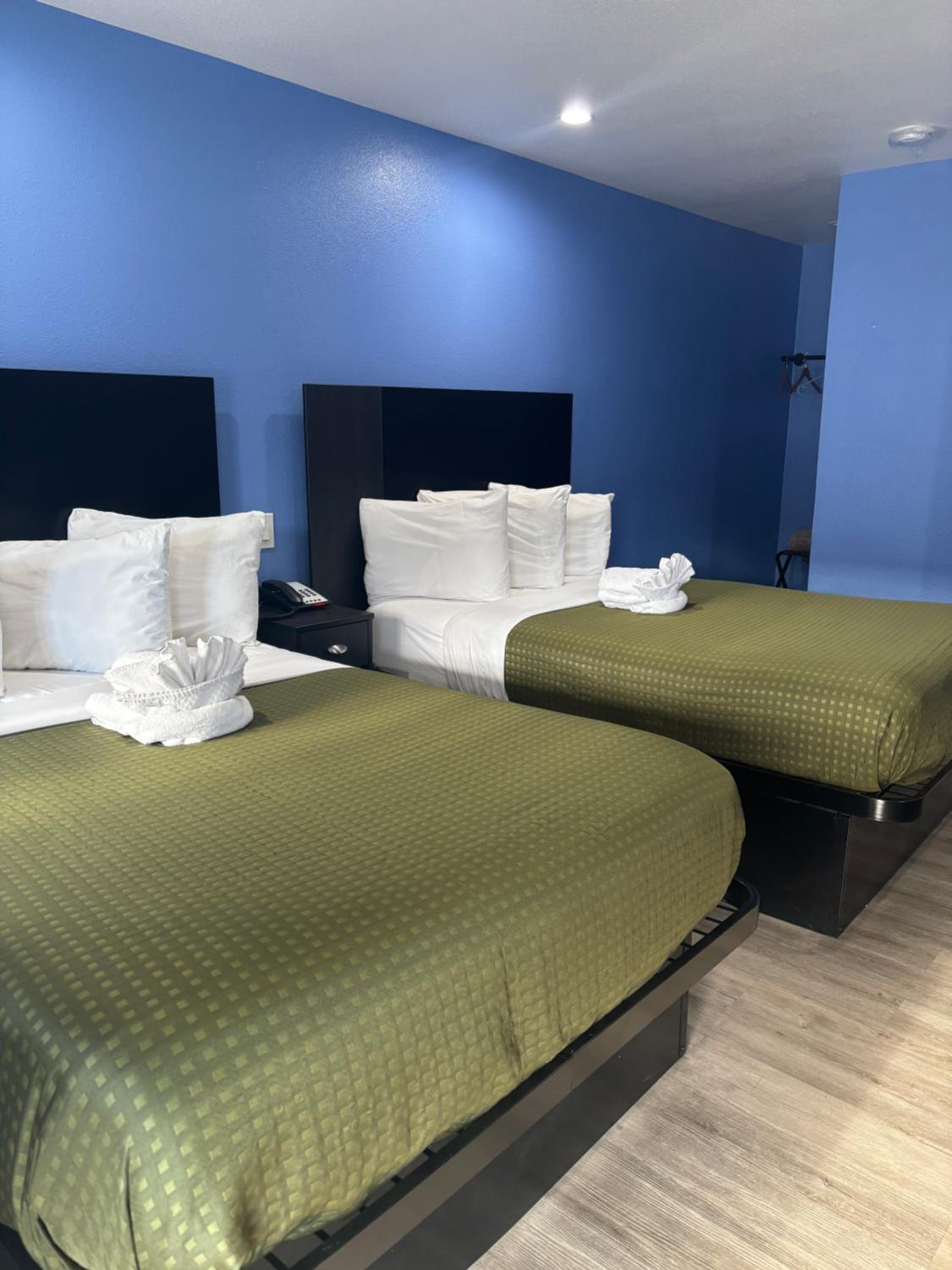 Room with Two Double Beds - Photo 6