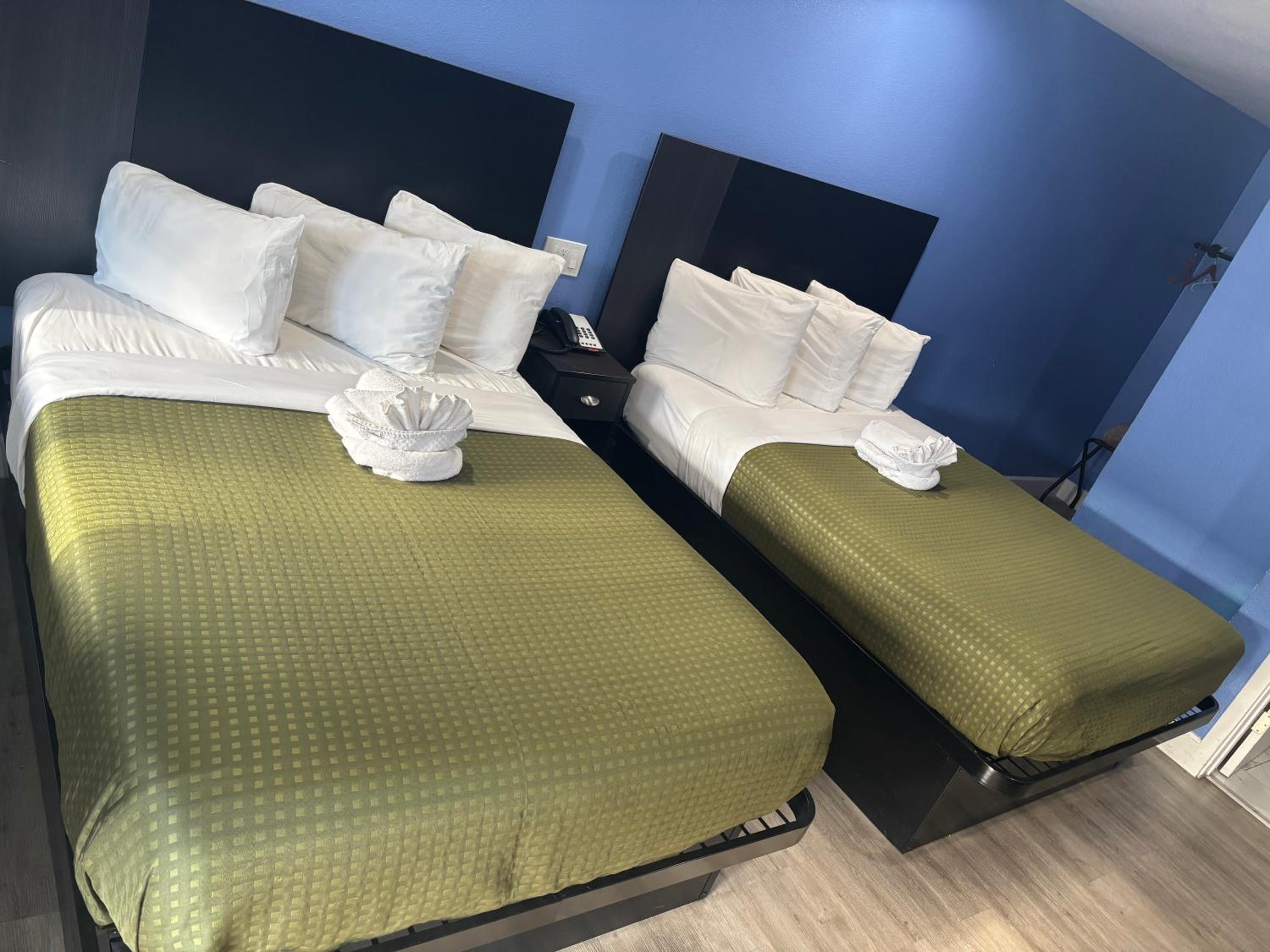 Room with Two Double Beds - Photo 8