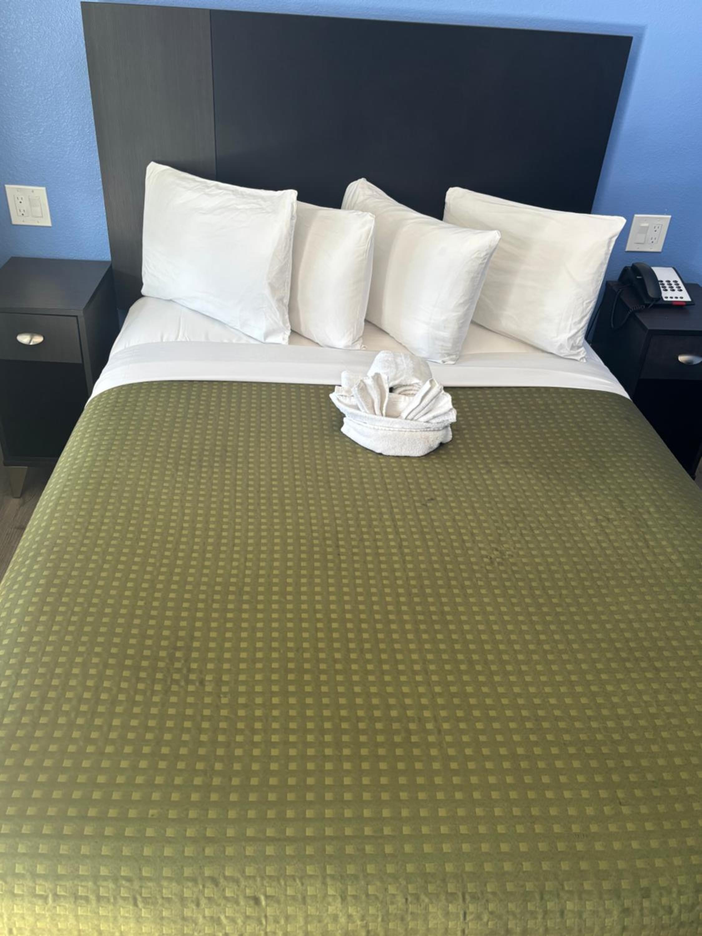 Standard Queen Room - Photo 6