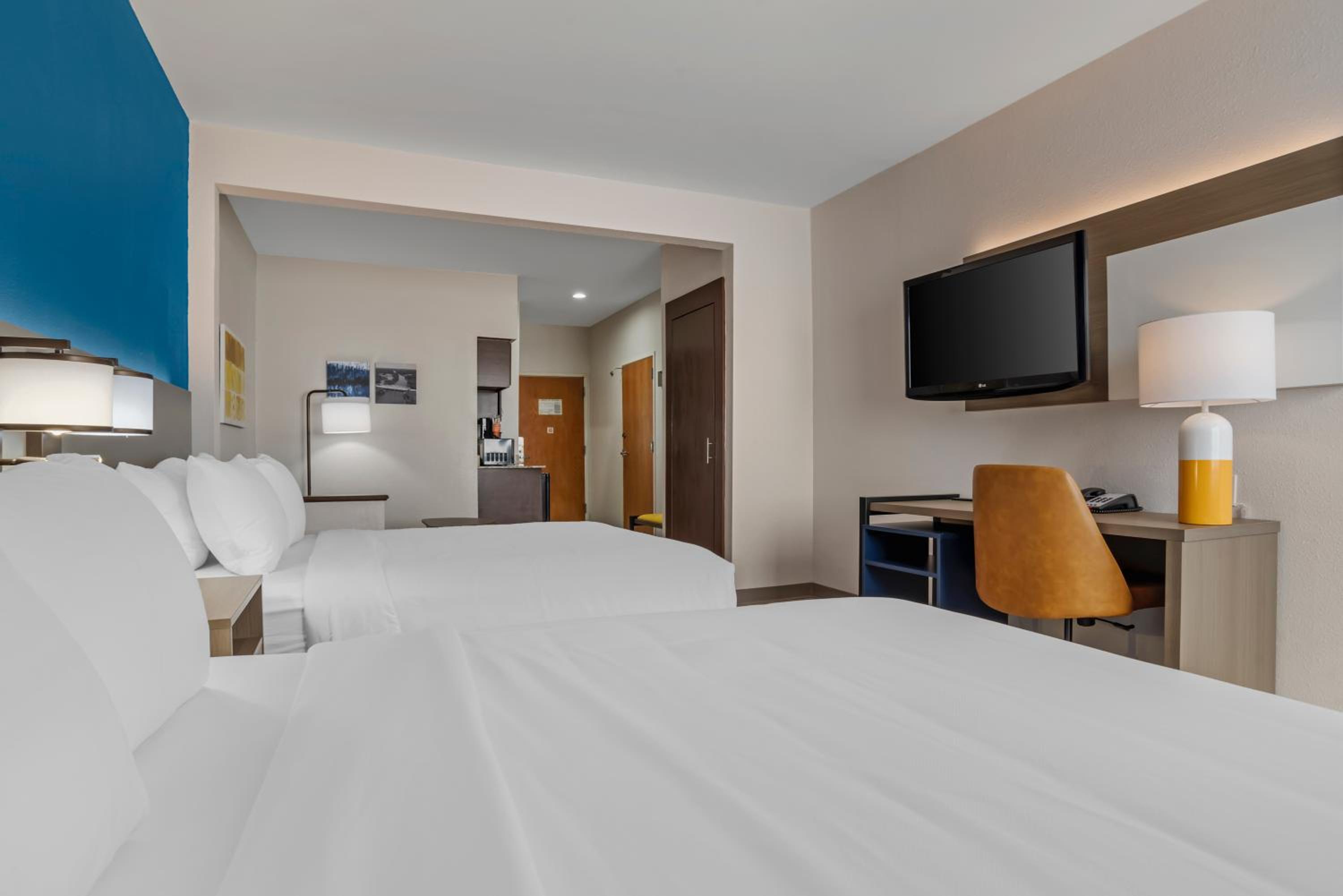 Queen Suite with Two Queen Beds - Non-Smoking - Photo 2