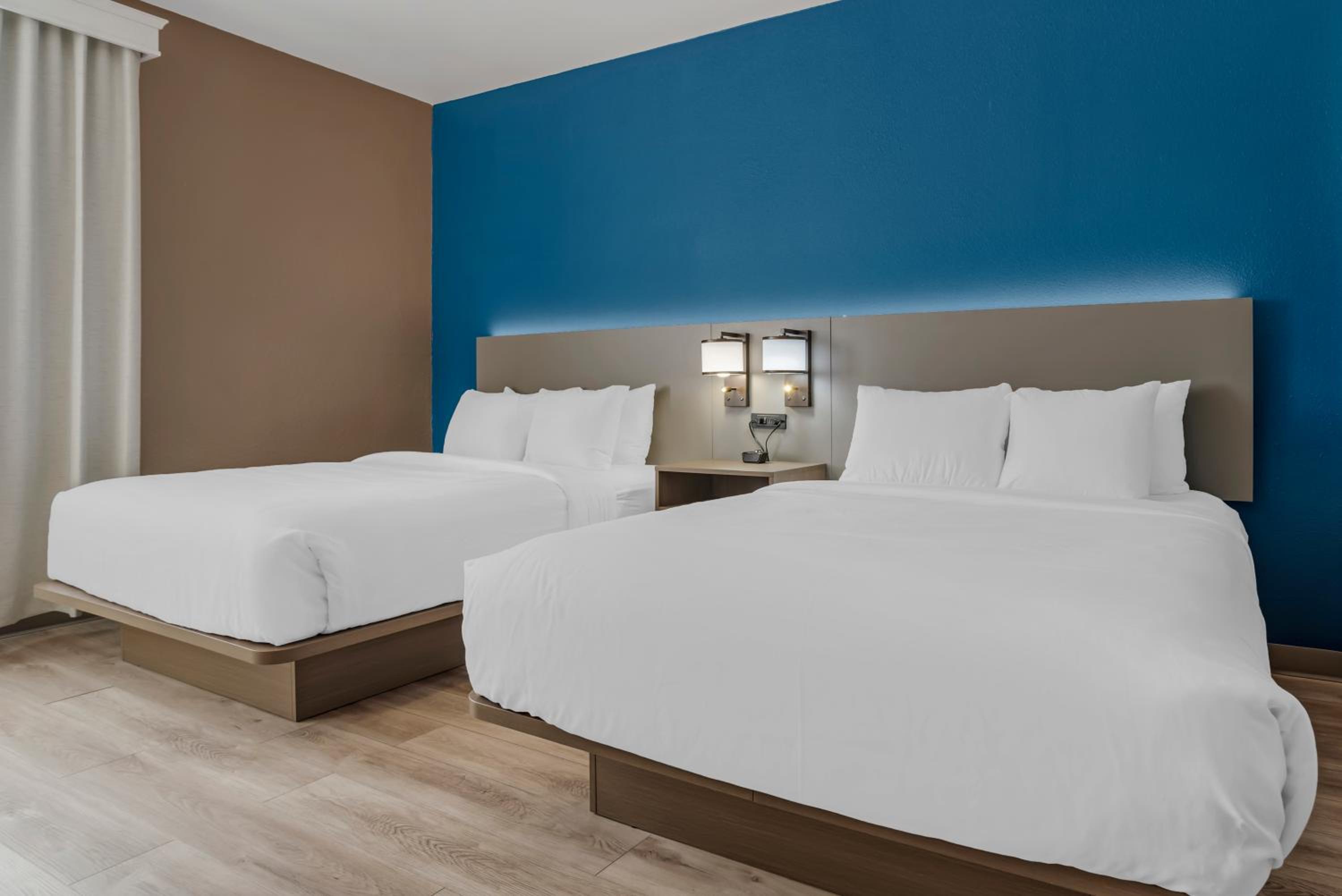 Queen Suite with Two Queen Beds - Non-Smoking - Photo 3