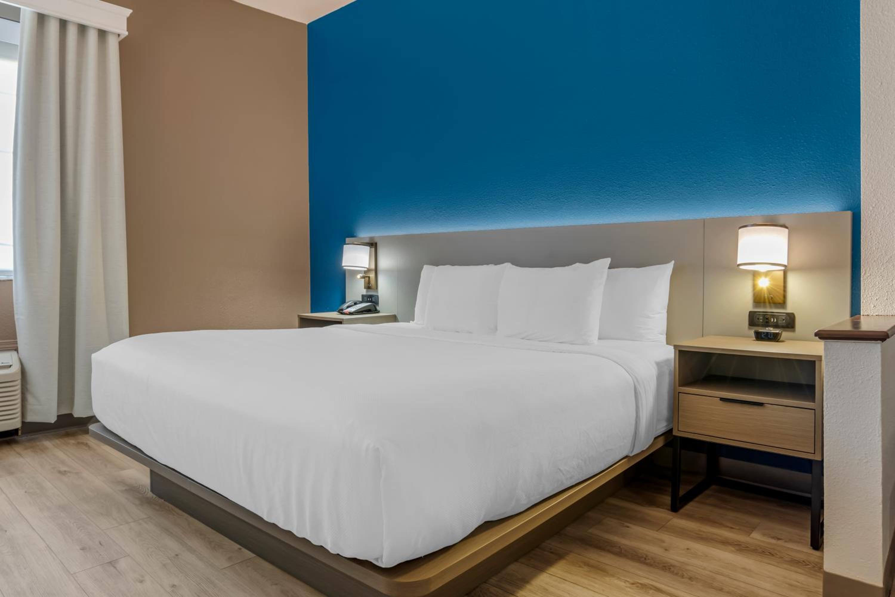 King Suite with Sofa Bed - Non-Smoking - Photo 3