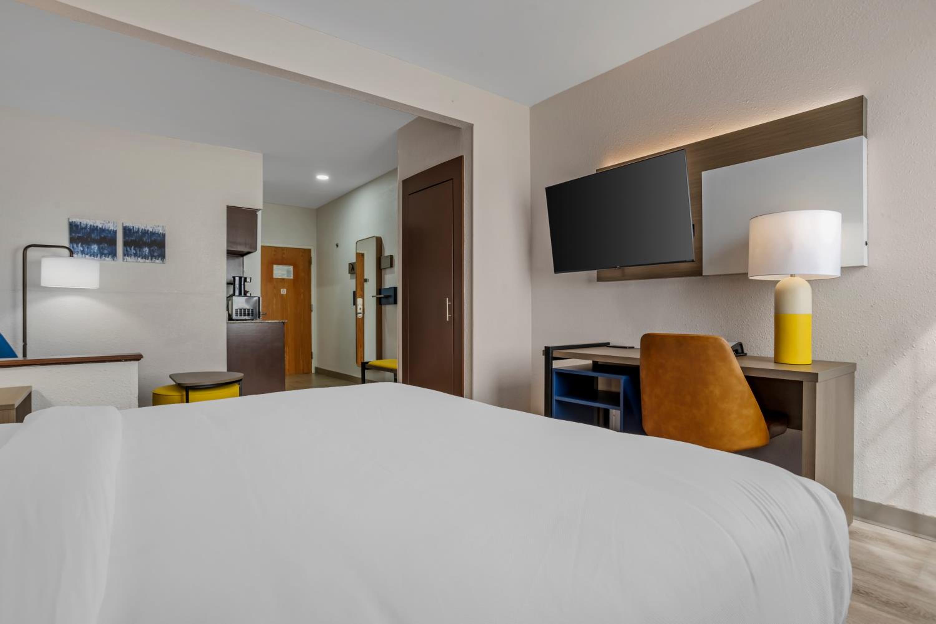 King Suite with Whirlpool - Non-Smoking photo 2