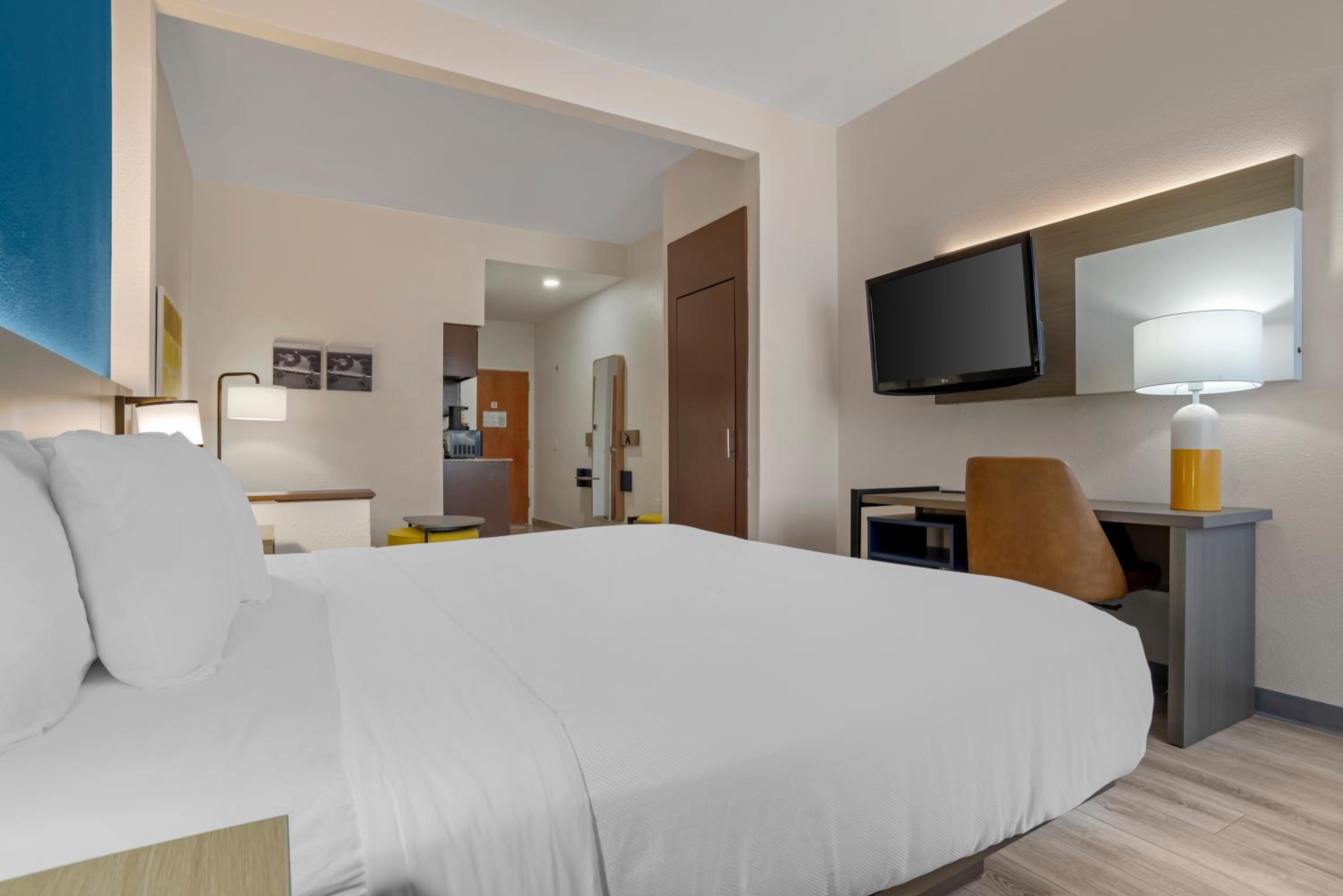 King Suite with Sofa Bed - Non-Smoking - Photo 4