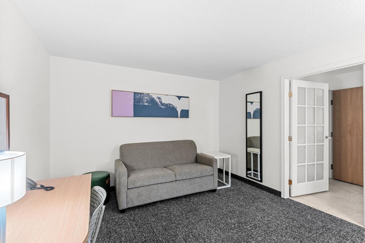 One-Bedroom King Suite photo 2