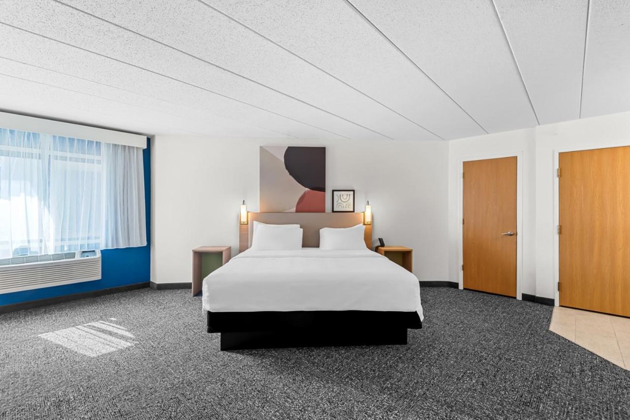 King Room with Sofa Bed - Non-Smoking photo 2