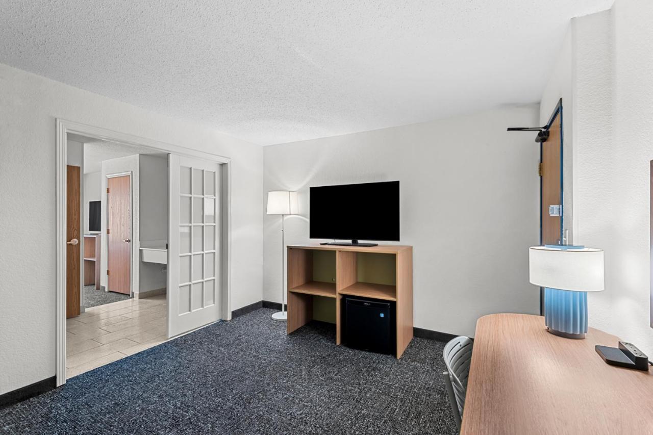 One-Bedroom King Suite